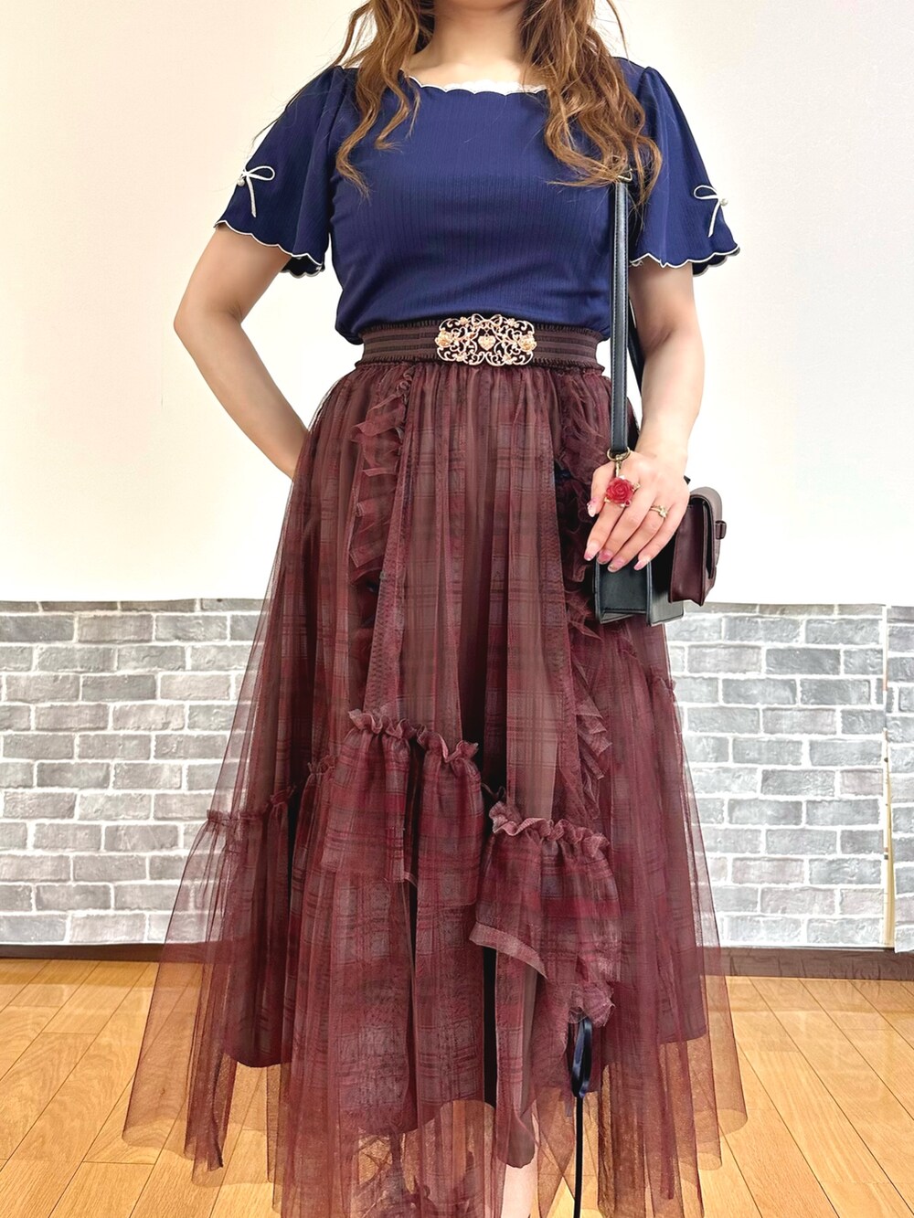 「きれいめカジュアル、Tシャツ、フェミニン、チェック、チェックスカート、チュールスカート、夏コーデ、サンダル、axes femme、オトナガーリー、axes femme POETIQUE」|「axes femmeのリボン×スカラップ刺繍プルオーバー(Tシャツ/カットソー、ブルー系)」を使った、まりさん(レディース・157cm)の夏コーディネートの5枚目の写真