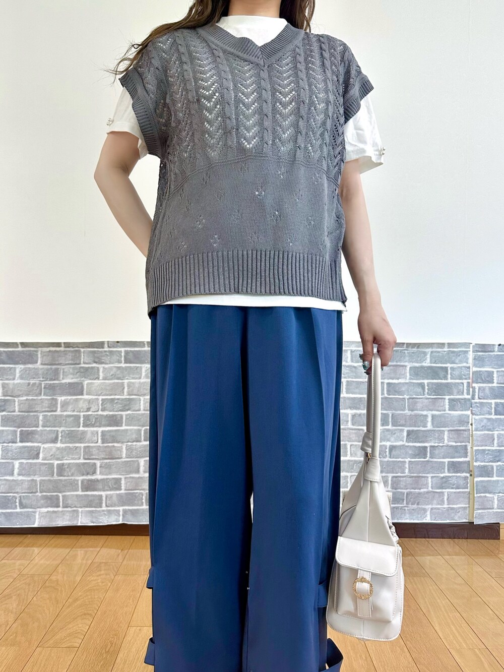 「カジュアル、カジュアルコーデ、パンツ、パンツスタイル、ニットベスト、体型カバー、Tシャツ、ママファッション、ママコーデ、axes femme」｜「axes femmeのニットベスト×Ｔシャツセット（ニット/セーター、グレー系）」を使った、まりさん（レディース・157cm）の夏コーディネートの4枚目の写真