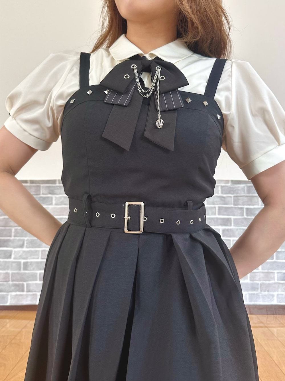 「モノトーン、モノトーンコーデ、モード、ワンピース、サンダル、お出かけコーデ、axes femme、キレイめカジュアル」｜「axes femmeのハトメ×チェーン付リボンブラウス（シャツ/ブラウス、ホワイト系）」を使った、まりさん（レディース・157cm）の夏コーディネートの6枚目の写真