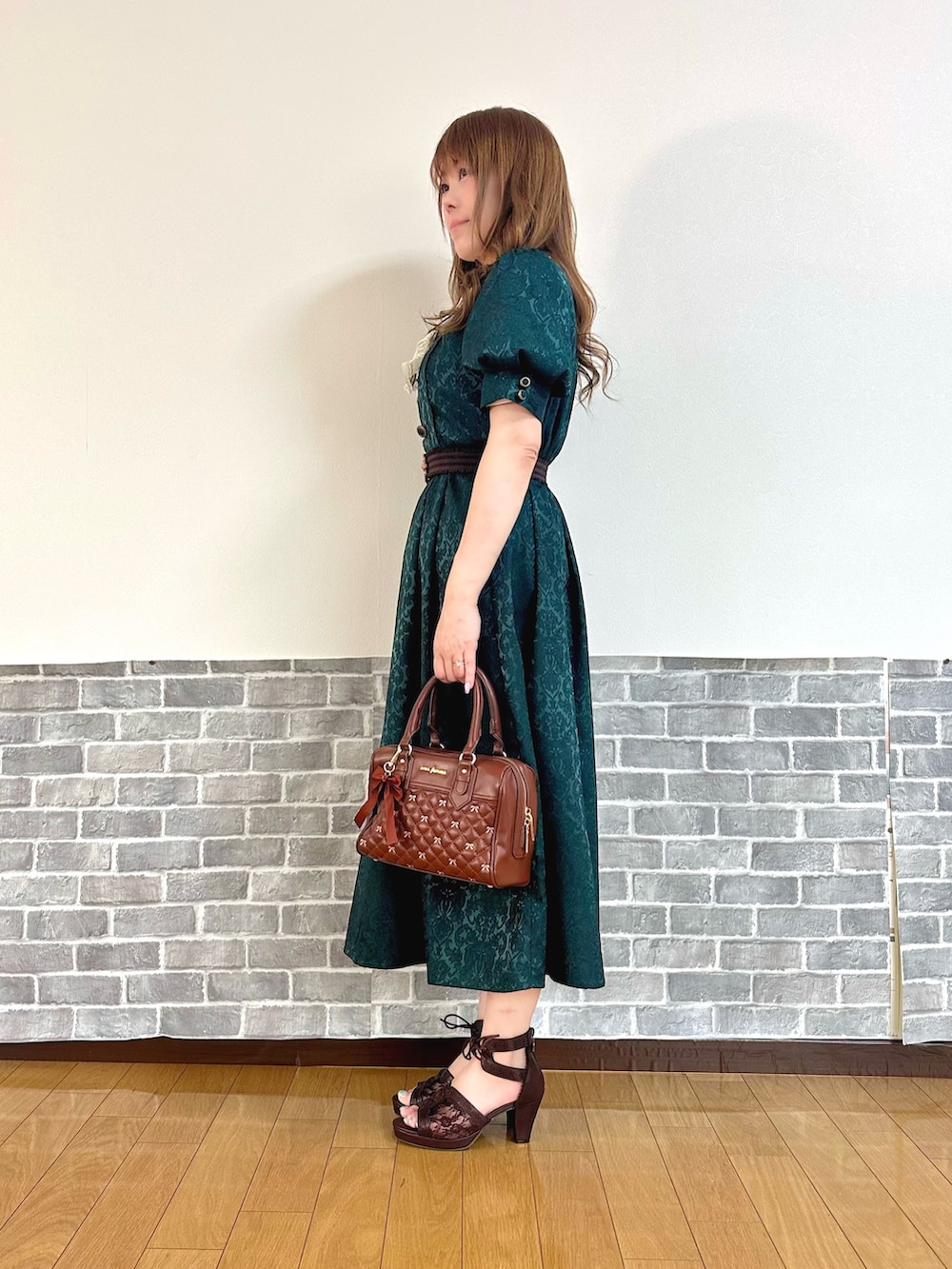 「クラシカル、レトロ、ワンピース、お出かけコーデ、ショルダーバッグ、axes femme、axes femme POETIQUE、オケージョン、ボストンバッグ」｜「axes femmeのスクエアネックジャカードワンピース（ワンピース、ブルー系）」を使った、まりさん（レディース・157cm）の春コーディネートの3枚目の写真