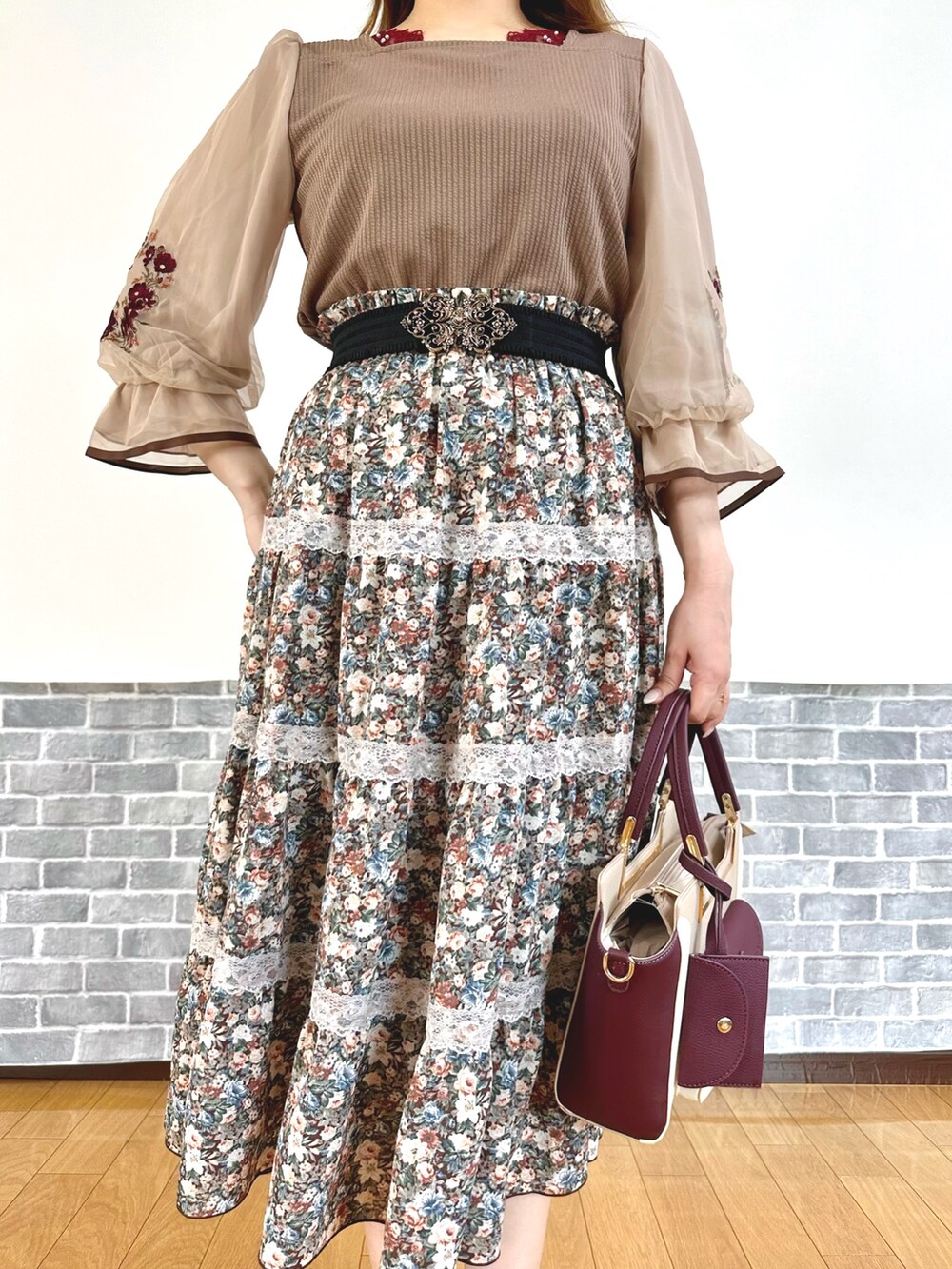 ブラウン系のTシャツ/カットソー、レッド系のタンクトップ、ブラウン系のスカートを着用したレディースの夏コーディネートの5枚目の写真