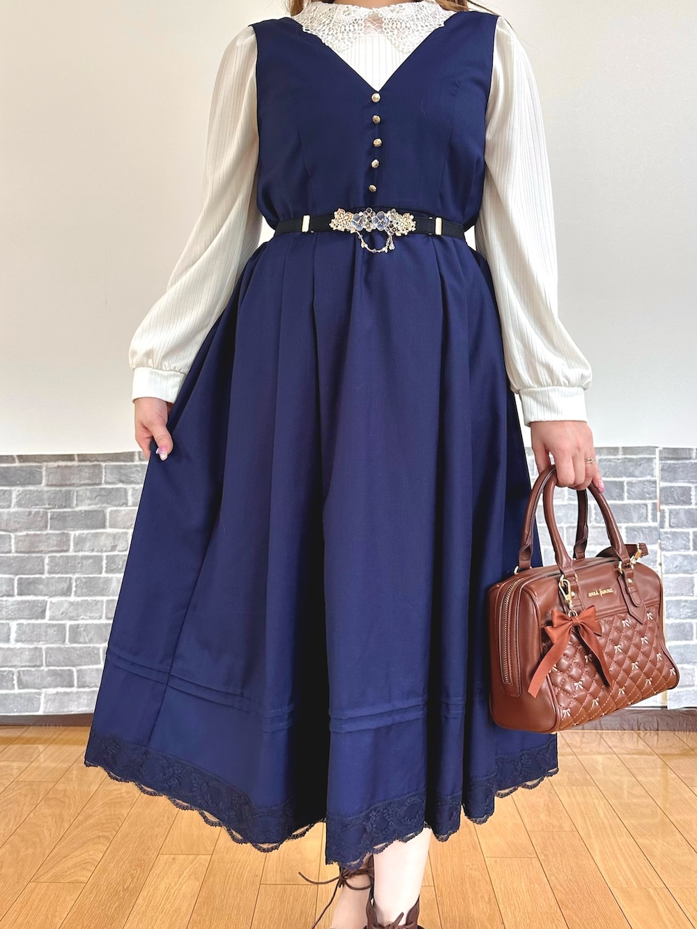 「通勤コーデ、キレイめ、ジャンパースカート、サンダル、ワンピース、axes femme、フェミニンコーデ、ボストンバッグ」｜「axes femmeのレース襟ビスチェ切替プルオーバー（Tシャツ/カットソー、ホワイト系）」を使った、まりさん（レディース・157cm）の夏コーディネートの5枚目の写真