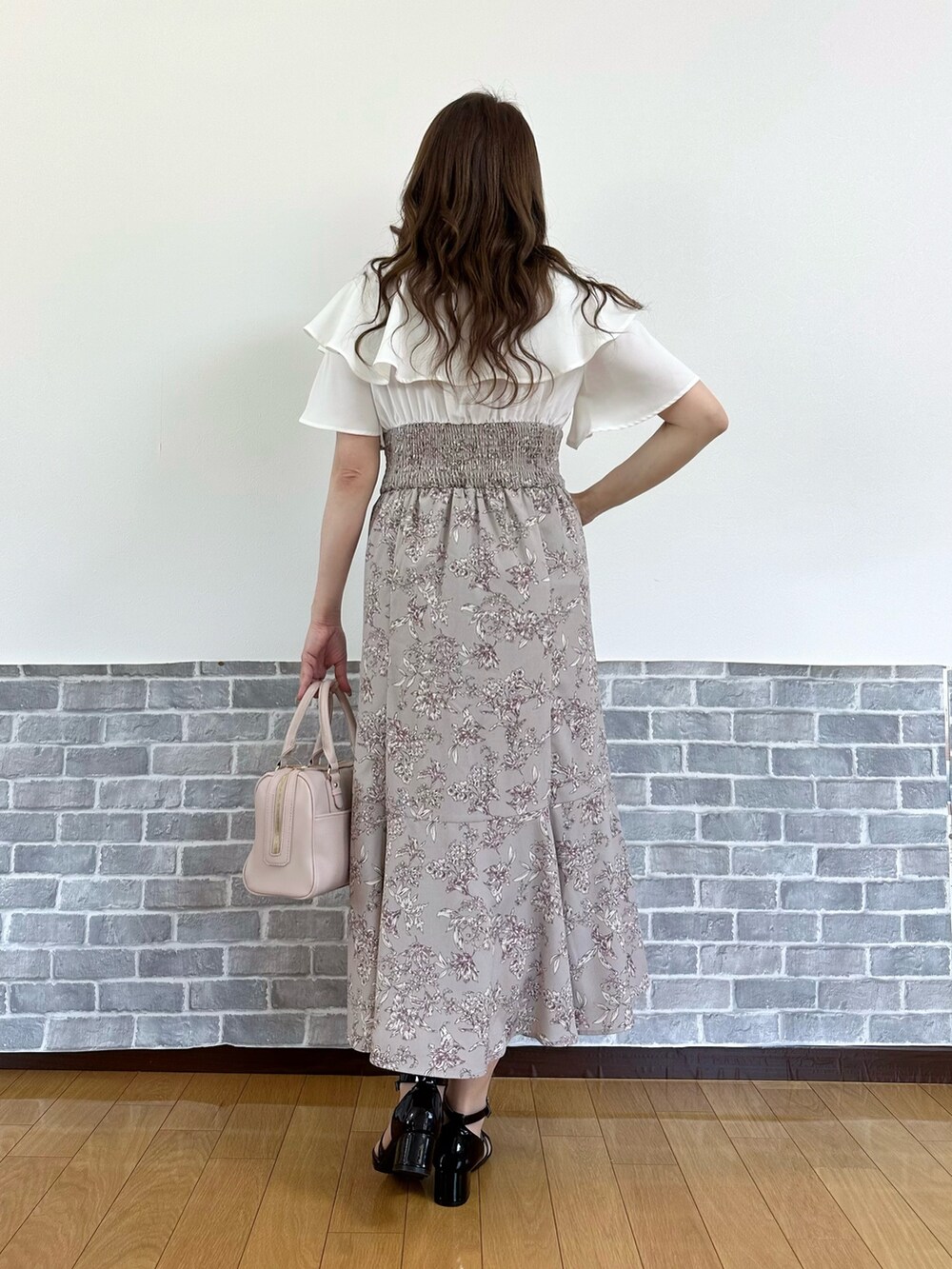 「デニムジャケット、ワンピース、キレイめ、スタイルアップ、axes femme、春服、大人女子、春カラー、お出かけコーデ、フリル」｜「axes femmeのレース×フリルデニムジャケット（デニムジャケット、ブルー系）」を使った、まりさん（レディース・157cm）の春コーディネートの5枚目の写真
