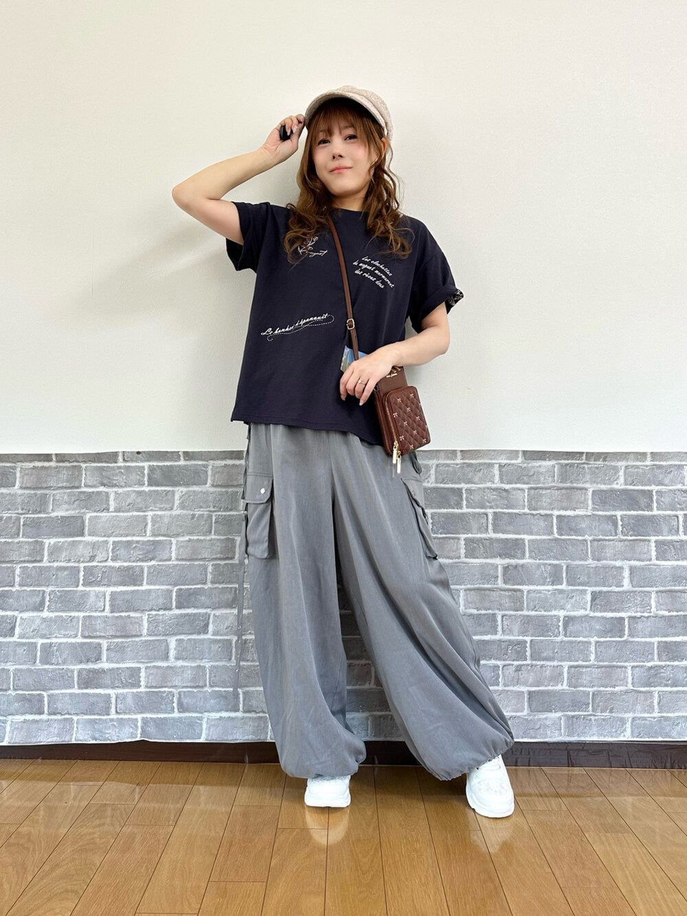 「パンツ、パンツスタイル、パンツコーデ、カーゴパンツ、カジュアル、カジュアルコーデ、ママコーデ、ママファッション、Tシャツ、スニーカー、axes femme、axes femme POETIQUE、楽チンコーデ、ゆるコーデ」｜「axes femmeの総レースキャスケット（キャスケット、ホワイト系）」を使った、まりさん（レディース・157cm）の春コーディネートの2枚目の写真