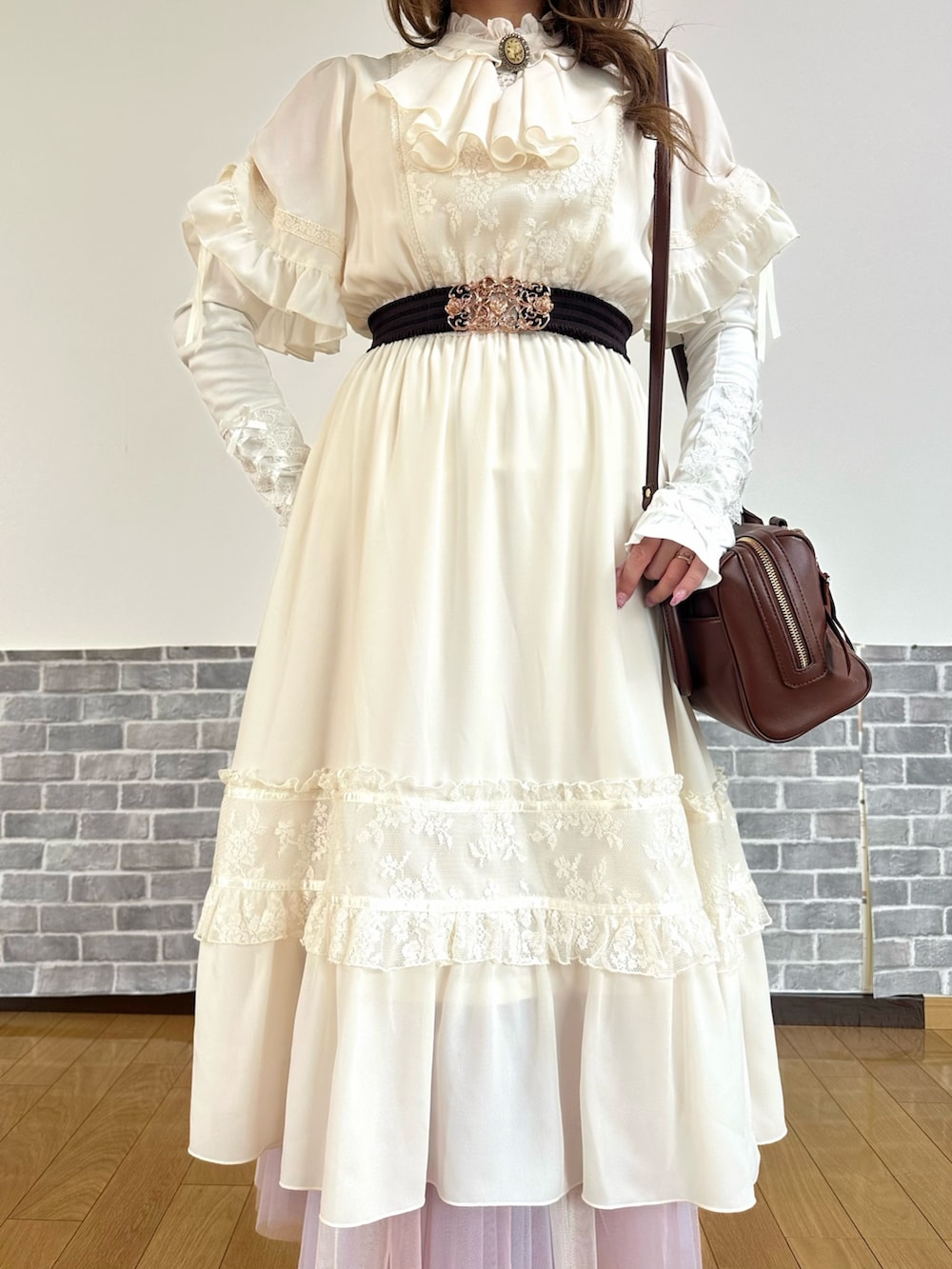 「クラシカル、ワンピース、白ワンピース、夏、夏コーデ、サンダル、ボストンバッグ、やっぱり帽子が好き、お出かけコーデ、axes femme、axes femme POETIQUE、きれいめコーデ」｜「axes femmeのレースリボンフリルカンカン帽（ハット、ホワイト系）」を使った、まりさん（レディース・157cm）の春コーディネートの4枚目の写真