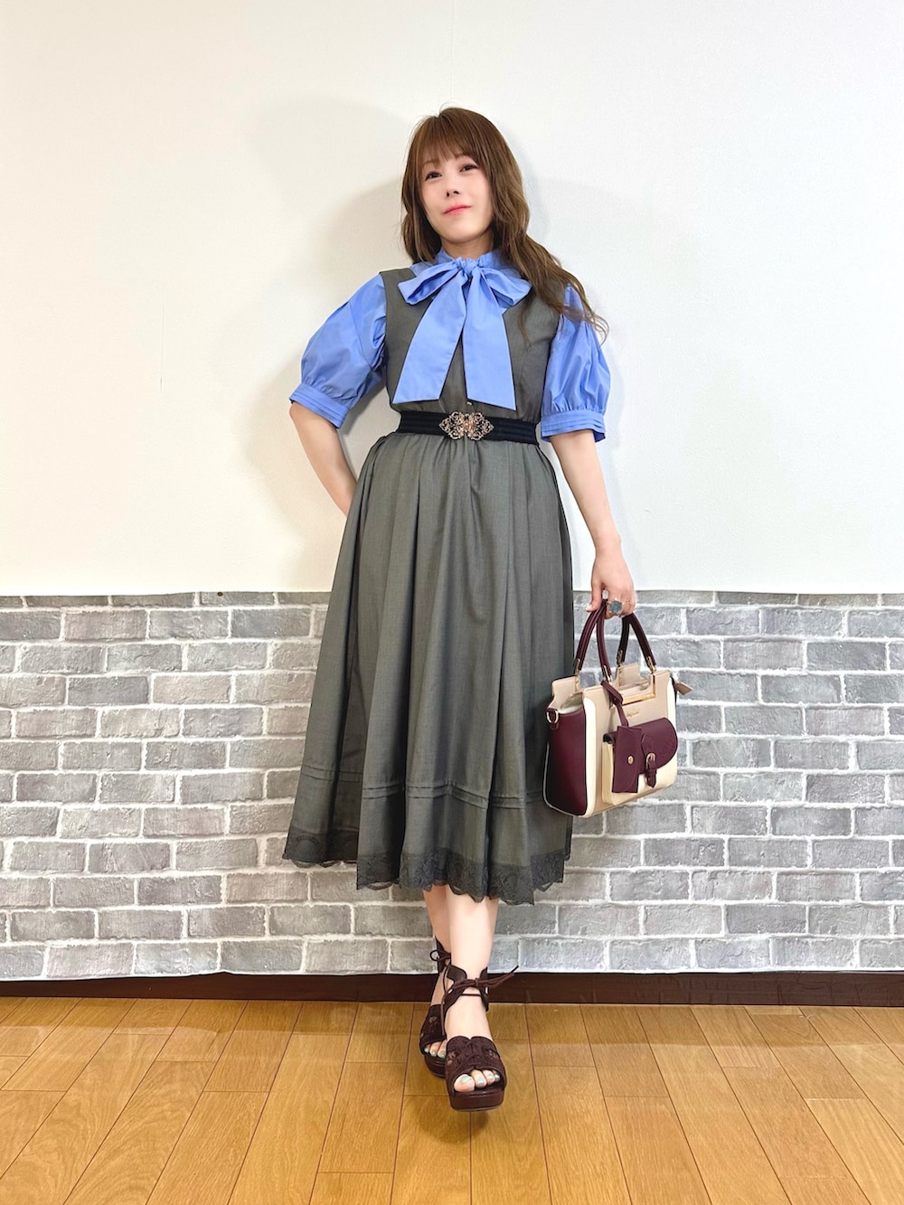 「フェミニン、キレイめ、きれいめカジュアル、通勤コーデ、オフィスカジュアル、サンダル、axes femme、オフィススタイル、ブラウスコーデ」｜「axes femmeのビッグリボン半袖ブラウス（シャツ/ブラウス、ブルー系）」を使った、まりさん（レディース・157cm）の夏コーディネートの2枚目の写真