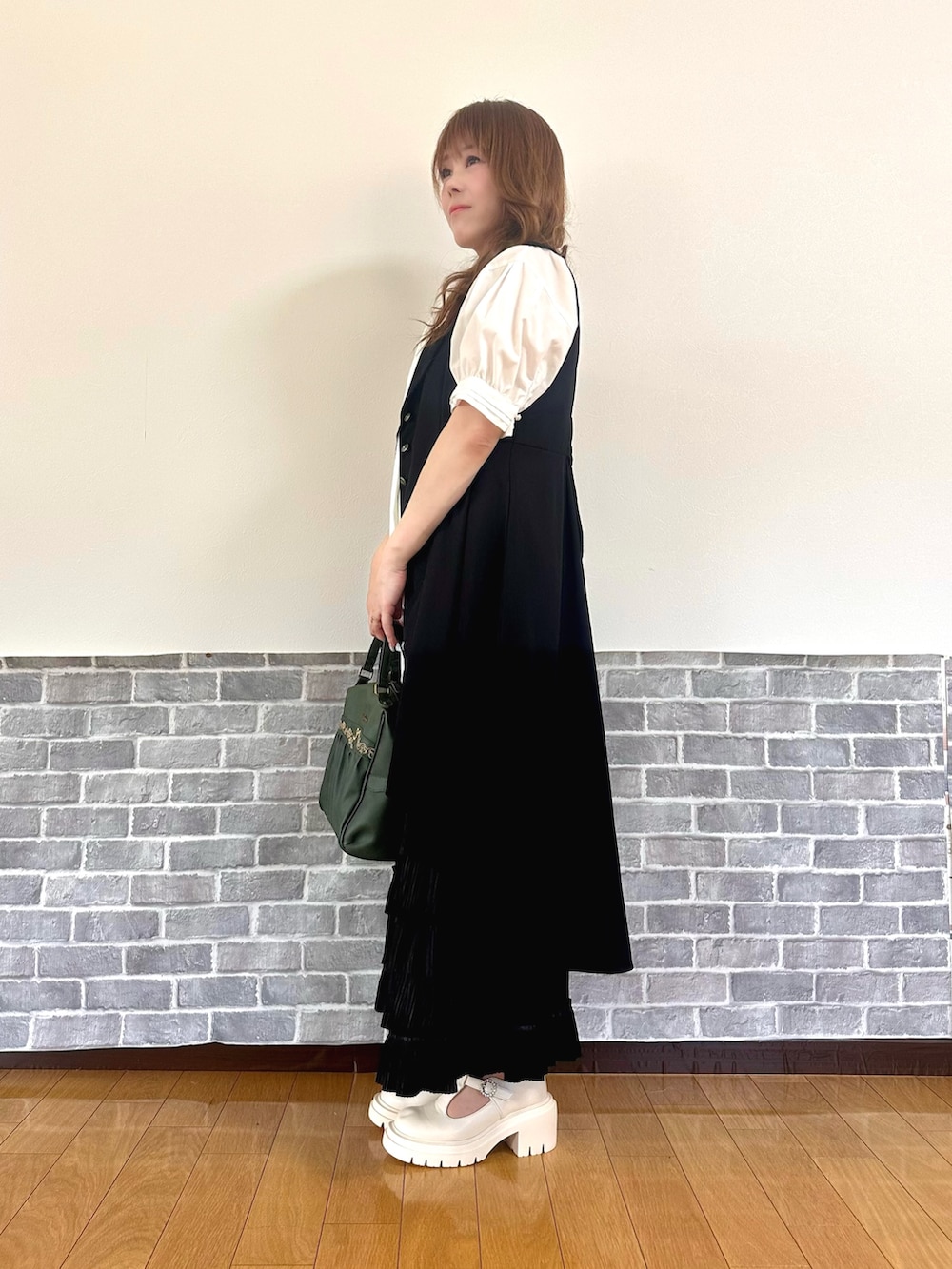 「大人カジュアル、モノトーン、きれいめカジュアル、axes femme、プリーツスカート、レイヤード、ジレ、モード」｜「axes femmeのビッグリボン半袖ブラウス（シャツ/ブラウス、ホワイト系）」を使った、まりさん（レディース・157cm）の春コーディネートの2枚目の写真
