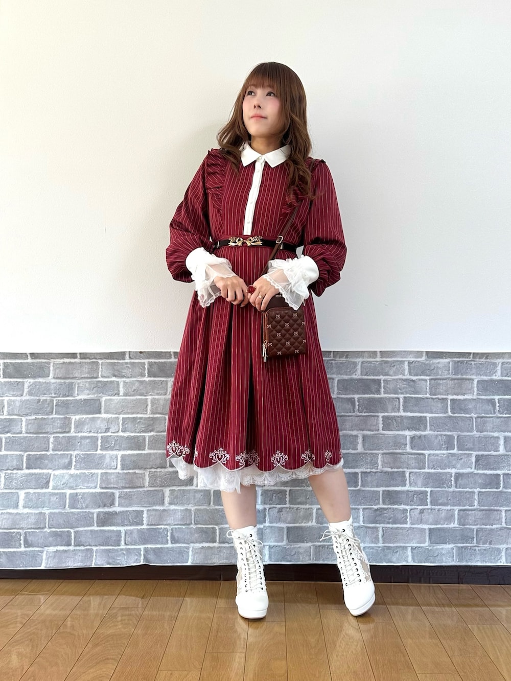 「リボン、ワンピース、デートコーデ、お出かけコーデ、ショルダーバッグ、axes femme、axes femme POETIQUE、大人かわいい、春服みてみて、カラーコーデ、推し活コーデ、ガーリーコーデ」｜「axes femmeのスカラップ刺繍バイカラーワンピース（ワンピース、レッド系）」を使った、まりさん（レディース・157cm）の春コーディネートの2枚目の写真