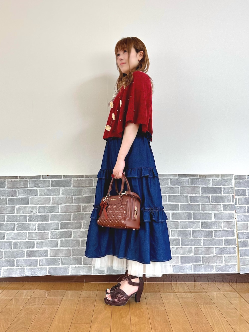 「フェミニン、ガーリー、デニム、お出かけコーデ、リボン、axes femme、大人ガーリー」｜「axes femmeのマイメロディ／ニットケープ（カーディガン/ボレロ、レッド系）」を使った、まりさん（レディース・157cm）の春コーディネートの3枚目の写真