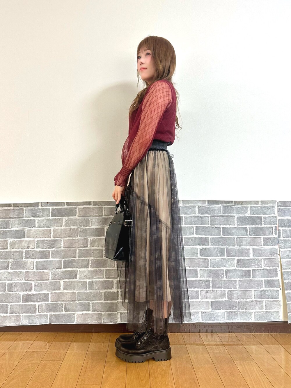 レッド系のTシャツ/カットソー、レッド系のタンクトップ、ベージュ系のスカートを着用したレディースの夏コーディネートの3枚目の写真