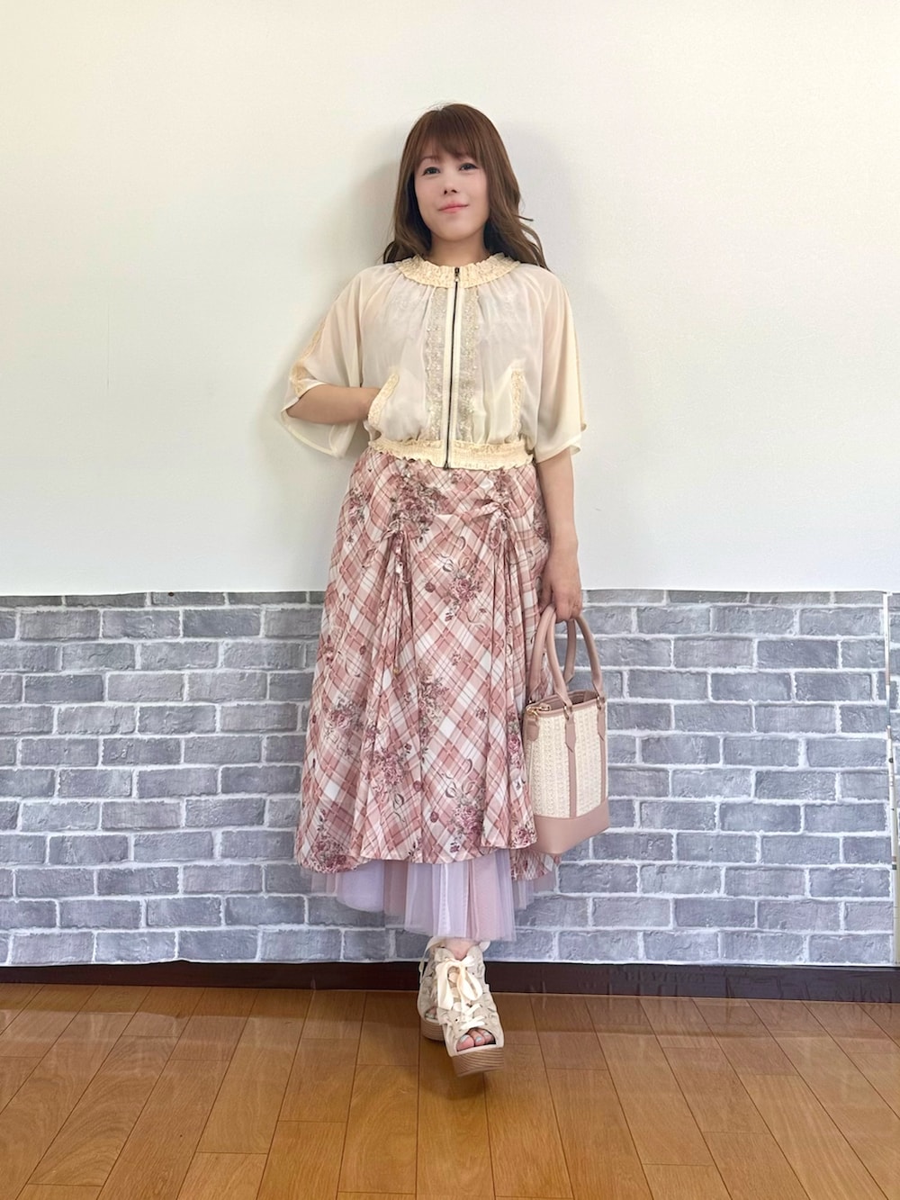 「フェミニンコーデ、フェミニン、ピンク、ピンクコーデ、レイヤードスタイル、キャミソール、シアー、淡色コーデ、お出かけコーデ、サンダル、リボン、axes femme、デートコーデ、axes femme POETIQUE、オトナカワイイ」|「axes femmeのレースリボンフリルカンカン帽(ハット、ホワイト系)」を使った、まりさん(レディース・157cm)の春コーディネートの3枚目の写真