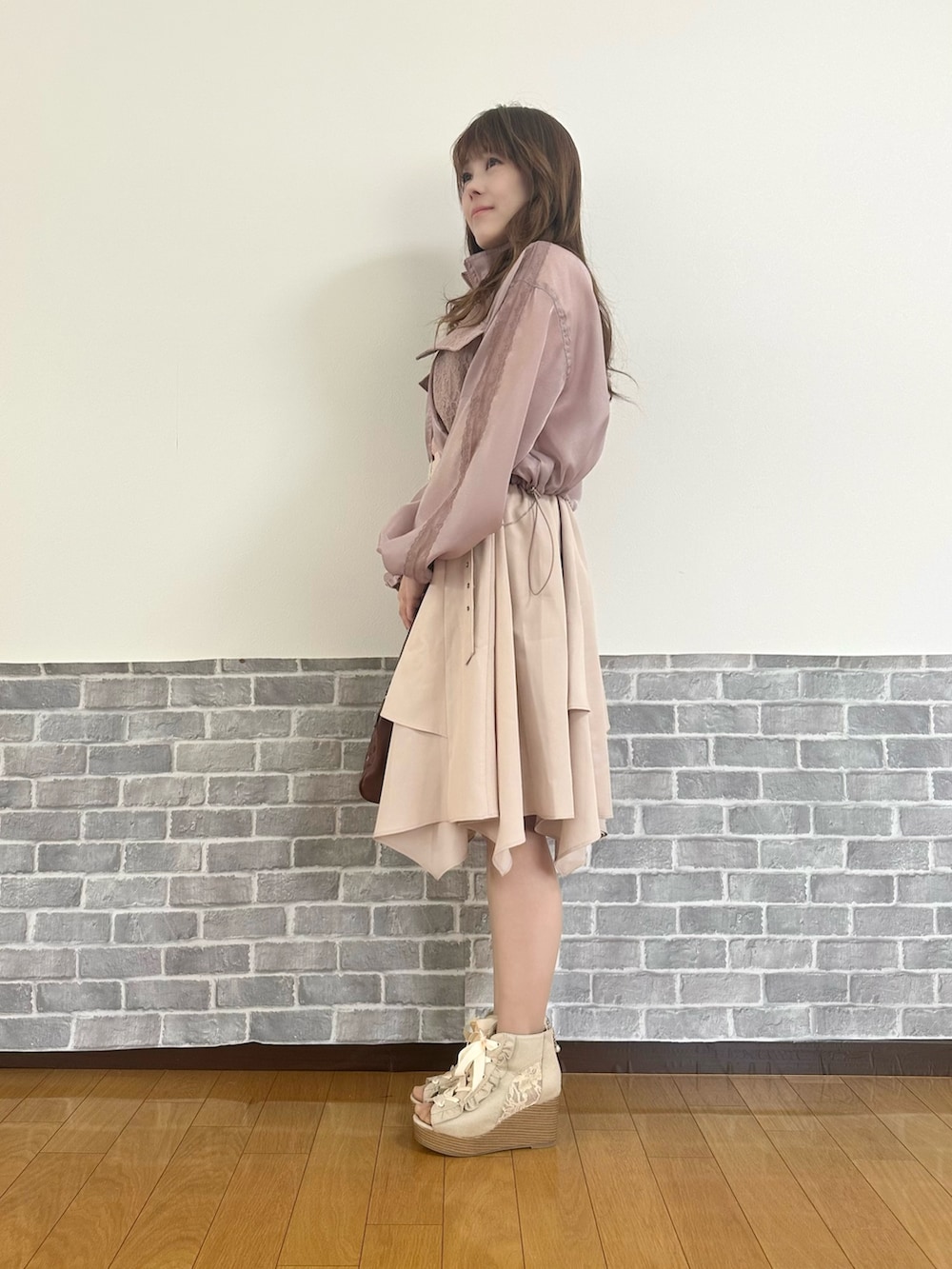 「トラックジャケット、シアートップス、スポーツミックス、スカート、ボリュームスカート、ショルダーバッグ、春夏コーデ、axes femme、スカートコーデ、ピンク」｜「axes femmeのシアートラックジャケット（ブルゾン、ピンク系）」を使った、まりさん（レディース・157cm）の春コーディネートの2枚目の写真