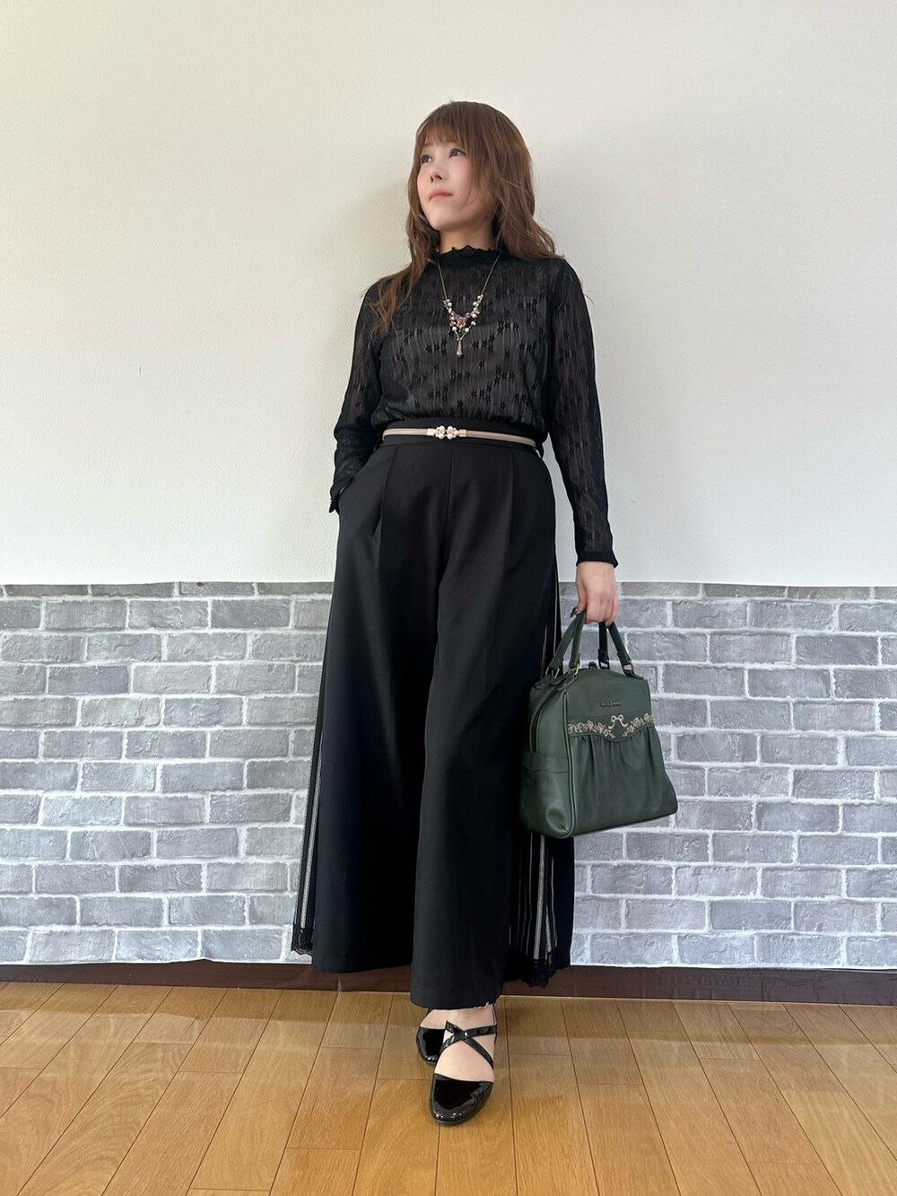 「シアートップス、パンツスタイル、ワイドパンツ、axes femme、おでかけコーデ、きれいめコーディネート、オトナ女子」｜「axes femmeのストライプ切替ワイドパンツ（その他パンツ、ブラック系）」を使った、まりさん（骨格ウェーブ・レディース・157cm）の春コーディネートの2枚目の写真