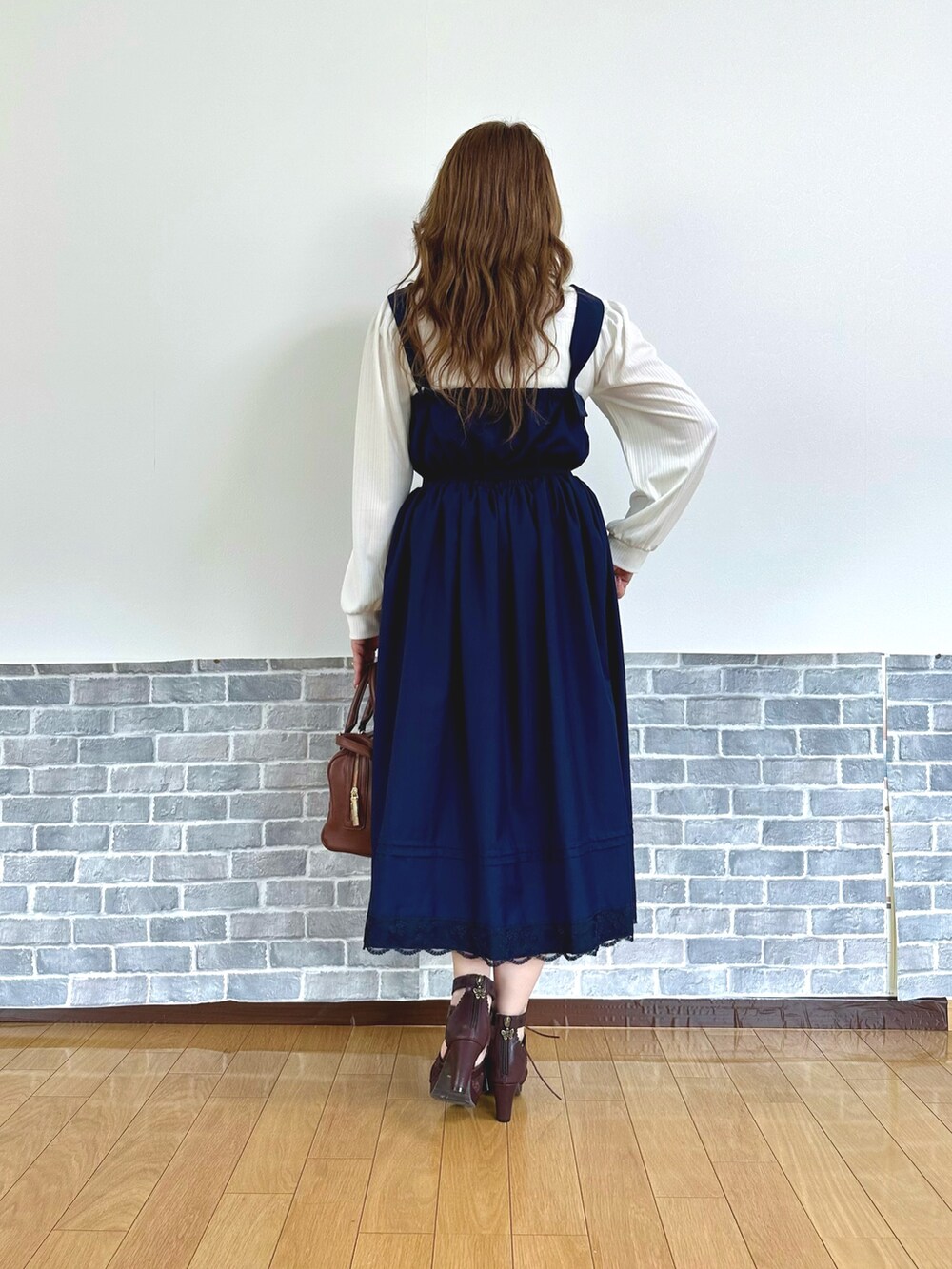 「通勤コーデ、キレイめ、ジャンパースカート、サンダル、ワンピース、axes femme、フェミニンコーデ、ボストンバッグ」｜「axes femmeのレース襟ビスチェ切替プルオーバー（Tシャツ/カットソー、ホワイト系）」を使った、まりさん（レディース・157cm）の夏コーディネートの4枚目の写真