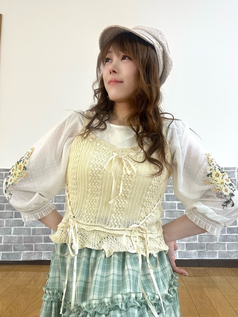 「春色、春めき満開コーデ、春コーデ、ビスチェ、淡色コーデ、休日スタイル、デートコーデ、お出かけコーデ、リボン、axes femme、大人かわいい、スカートスタイル、カラーコーデ、刺繍、チェックスカート」|「axes femmeのレース切替編み上げブーツ(ブーツ、ホワイト系)」を使った、まりさん(レディース・157cm)の春コーディネートの5枚目の写真