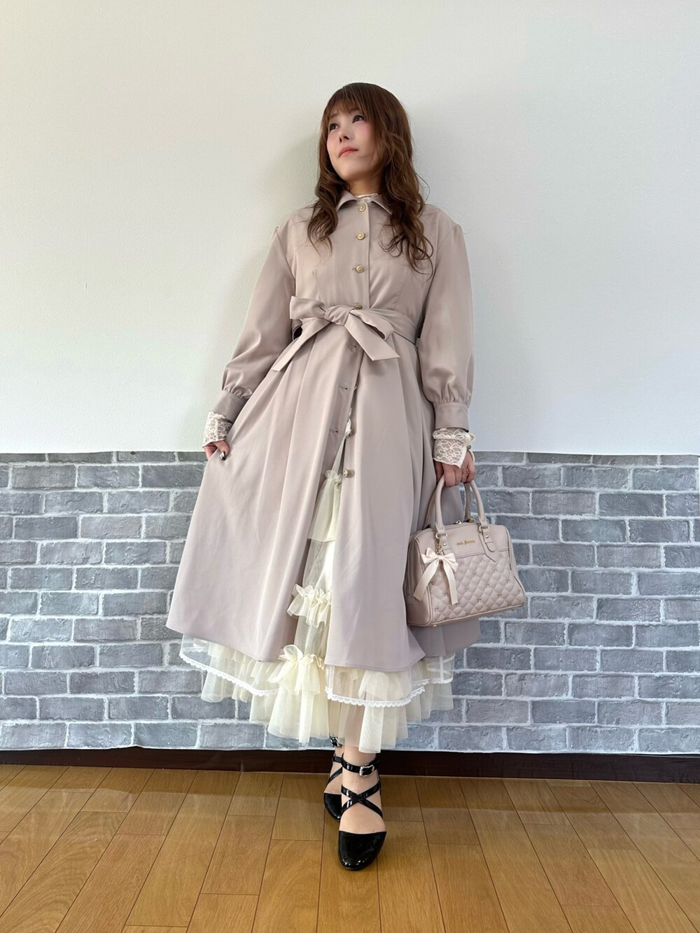 「春コーデ、淡色コーデ、トレンチコート、デートコーデ、お出かけコーデ、axes femme、シアートップス、フェミニン、レーストップス、チュールスカート、ティアードスカート」｜「axes femmeのバックフリルトレンチコート（トレンチコート、ピンク系）」を使った、まりさん（骨格ウェーブ・レディース・157cm）の春コーディネートの2枚目の写真