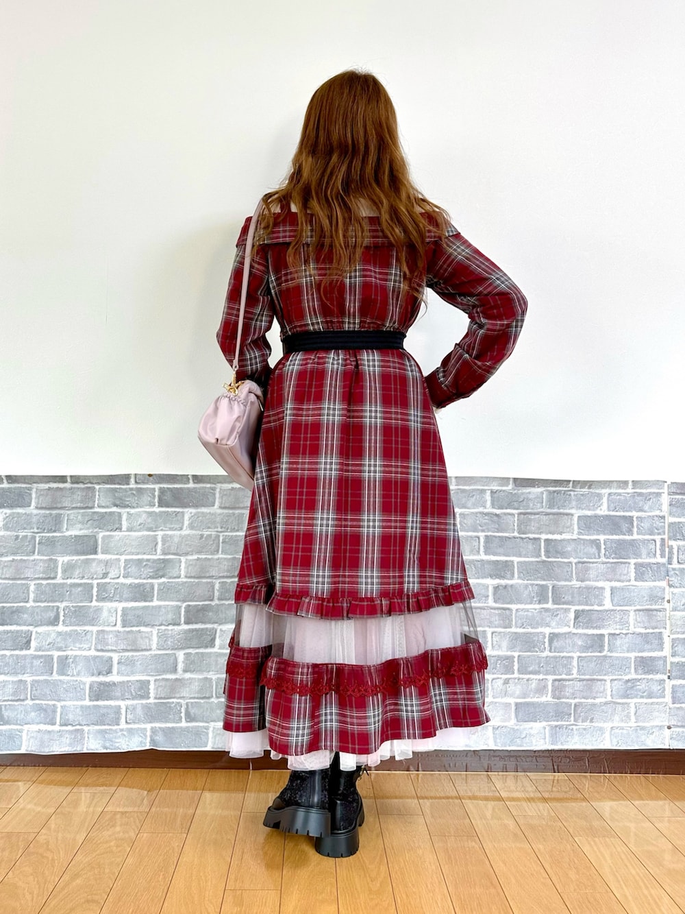 ホワイト系のニット/セーター、レッド系のワンピース、ピンク系のショルダーバッグを着用したレディースの秋コーディネートの4枚目の写真