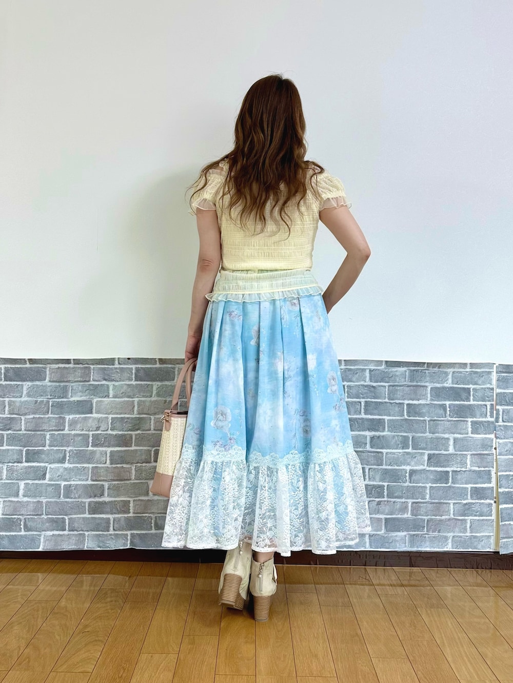 「フェミニン、夏コーデ、デートコーデ、淡色コーデ、ロングスカート、厚底サンダル、axes femme、オトナ女子、フリルトップス」|「axes femmeのオーロラローズネックレス(ネックレス、シルバー系)」を使った、まりさん(レディース・157cm)の夏コーディネートの4枚目の写真