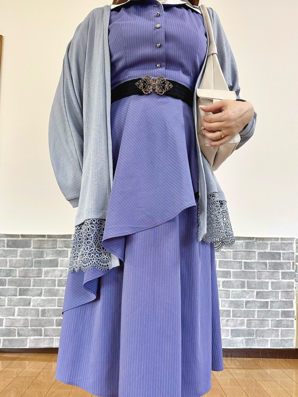 ホワイト系のタンクトップ、パープル系のワンピース、ブルー系のカーディガン/ボレロを着用したレディースの夏コーディネートの5枚目の写真