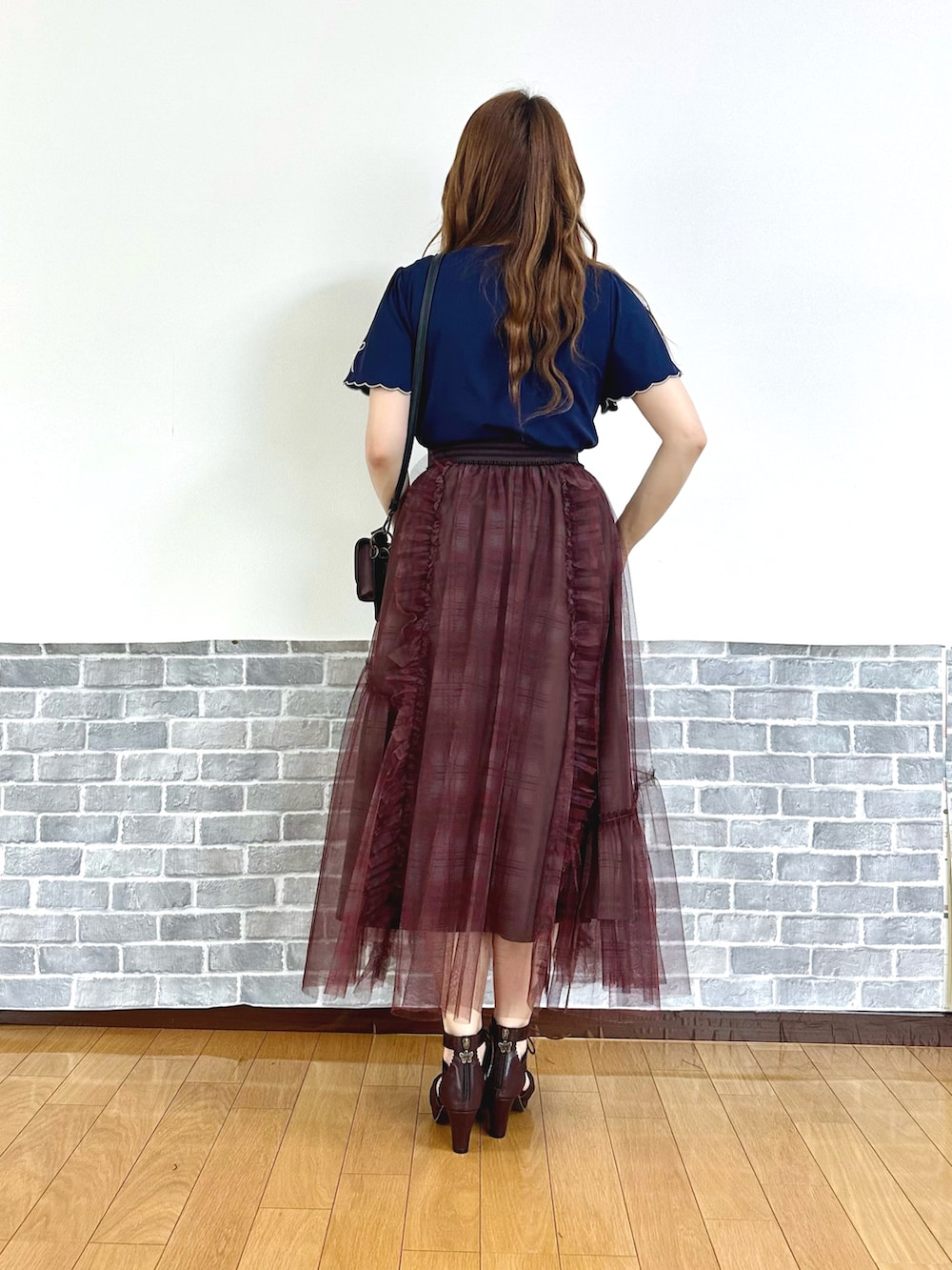 「きれいめカジュアル、Tシャツ、フェミニン、チェック、チェックスカート、チュールスカート、夏コーデ、サンダル、axes femme、オトナガーリー、axes femme POETIQUE」|「axes femmeのリボン×スカラップ刺繍プルオーバー(Tシャツ/カットソー、ブルー系)」を使った、まりさん(レディース・157cm)の夏コーディネートの4枚目の写真