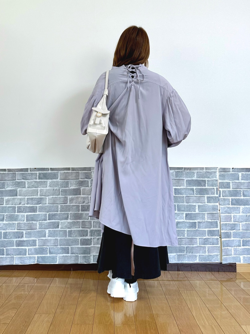 「リラックス、リラックススタイル、カジュアル、ママコーデ、スニーカー、白スニーカー、シャツワンピ、タンクトップ、シャツスタイル、休日スタイル、axes femme、axes femme POETIQUE、ゆるコーデ、ラクチンコーデ、大人コーデ」｜「axes femmeの切替スエットマーメイドスカート（スカート、ブラック系）」を使った、まりさん（レディース・157cm）の春コーディネートの4枚目の写真