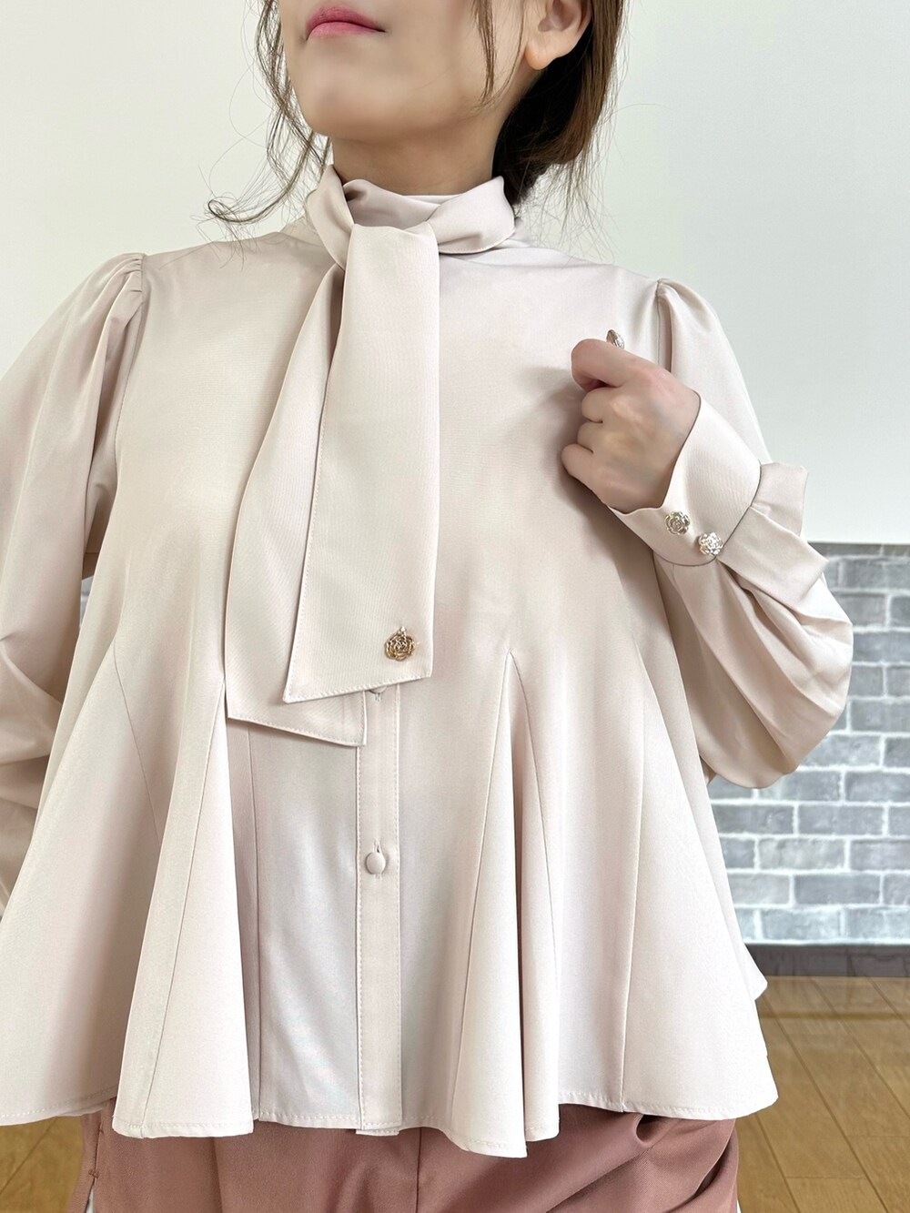 「トレンチコート、春コーデ、春めき満開コーデ、axes femme、オトナ女子、シャツ/ブラウス、ワイドパンツ、通勤コーデ、オフィスカジュアル、キレイめ、フェミニン」｜「axes femmeのフード付トレンチコート（トレンチコート、ベージュ系）」を使った、まりさん（骨格ウェーブ・レディース・157cm）の春コーディネートの6枚目の写真