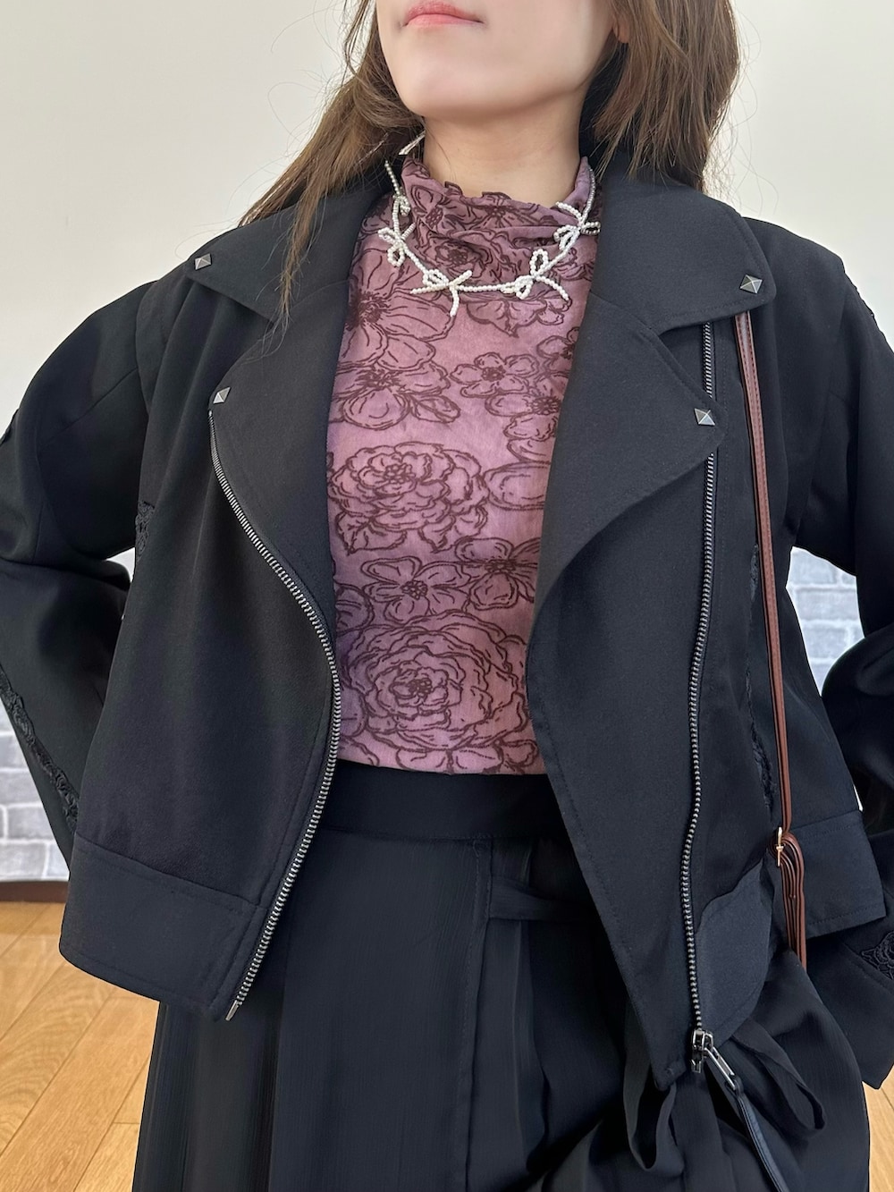 「シアートップス、axes femme、キレイめ、ブラックコーデ、モード系レディース」｜「axes femmeのリボン刺繍キルトショルダー（ショルダーバッグ、ブラウン系）」を使った、まりさん（骨格ウェーブ・レディース・157cm）の春コーディネートの7枚目の写真
