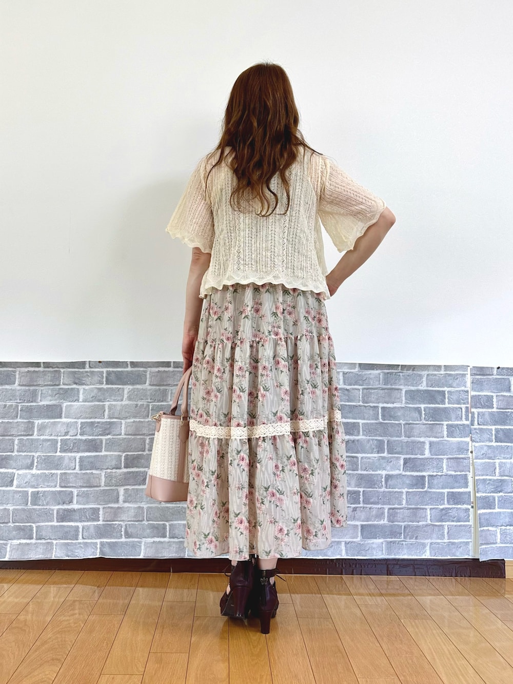 「ワンピース、夏、夏コーデ、夏ワンピース、花柄、花柄ワンピース、サマーニット、サンダル、お出かけコーデ、axes femme」｜「axes femmeのローズレースタンクトップ（キャミソール、ベージュ系）」を使った、まりさん（レディース・157cm）の夏コーディネートの3枚目の写真