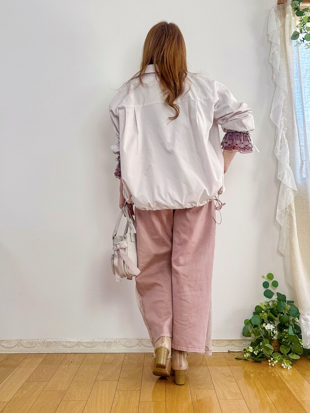 ホワイト系のその他アウター、ホワイト系のタンクトップ、ピンク系のその他パンツを着用したレディースの春コーディネートの4枚目の写真