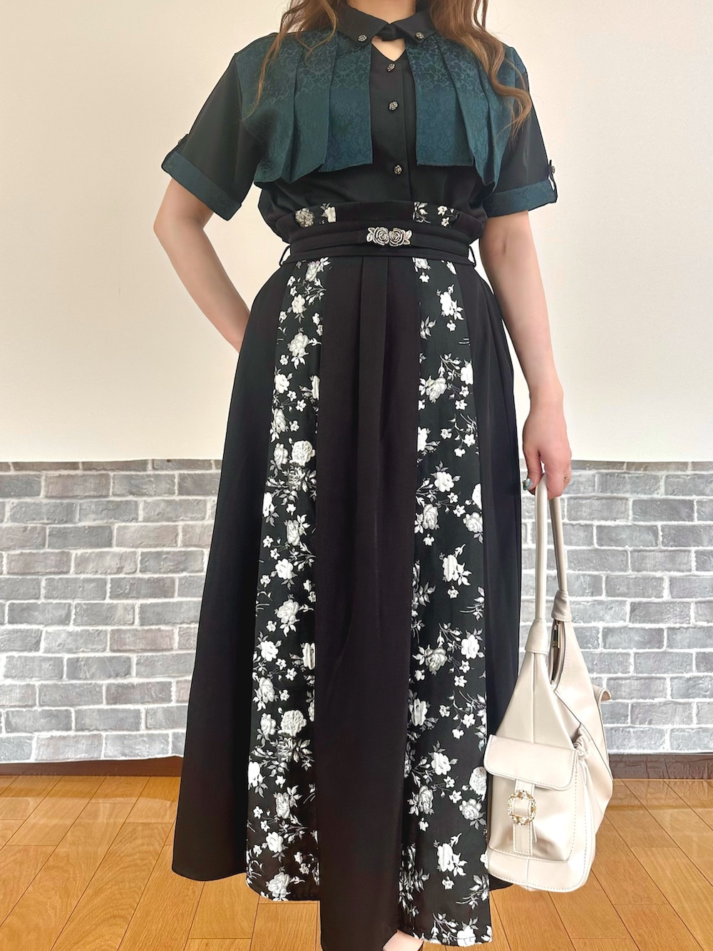 「きれいめカジュアル、キレイめ、グリーン、サンダル、シャツスタイル、お出かけコーデ、モード、axes femme、カラーコーデ、キレイめカジュアル」｜「axes femmeのジャカード×プリーツブラウス（シャツ/ブラウス、グリーン系）」を使った、まりさん（レディース・157cm）の夏コーディネートの5枚目の写真