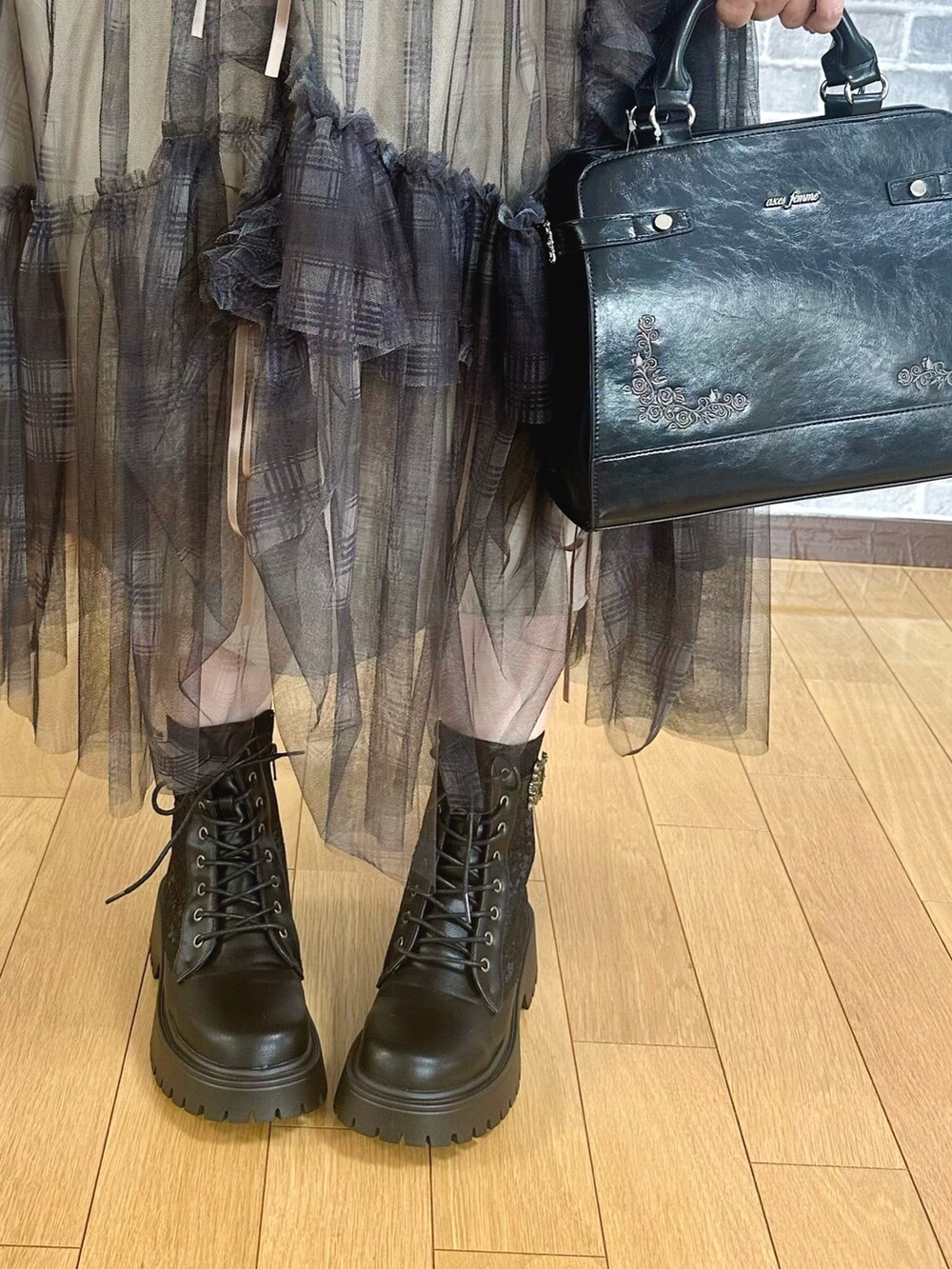 レッド系のTシャツ/カットソー、レッド系のタンクトップ、ベージュ系のスカートを着用したレディースの夏コーディネートの6枚目の写真