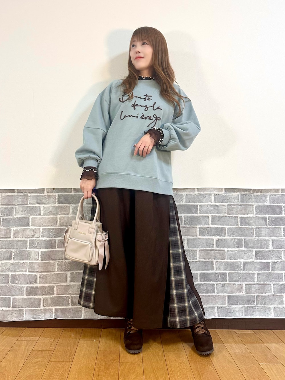 ブラウン系のTシャツ/カットソー、グリーン系のTシャツ/カットソー、グリーン系のマウンテンパーカーを着用したレディースの秋コーディネートの2枚目の写真