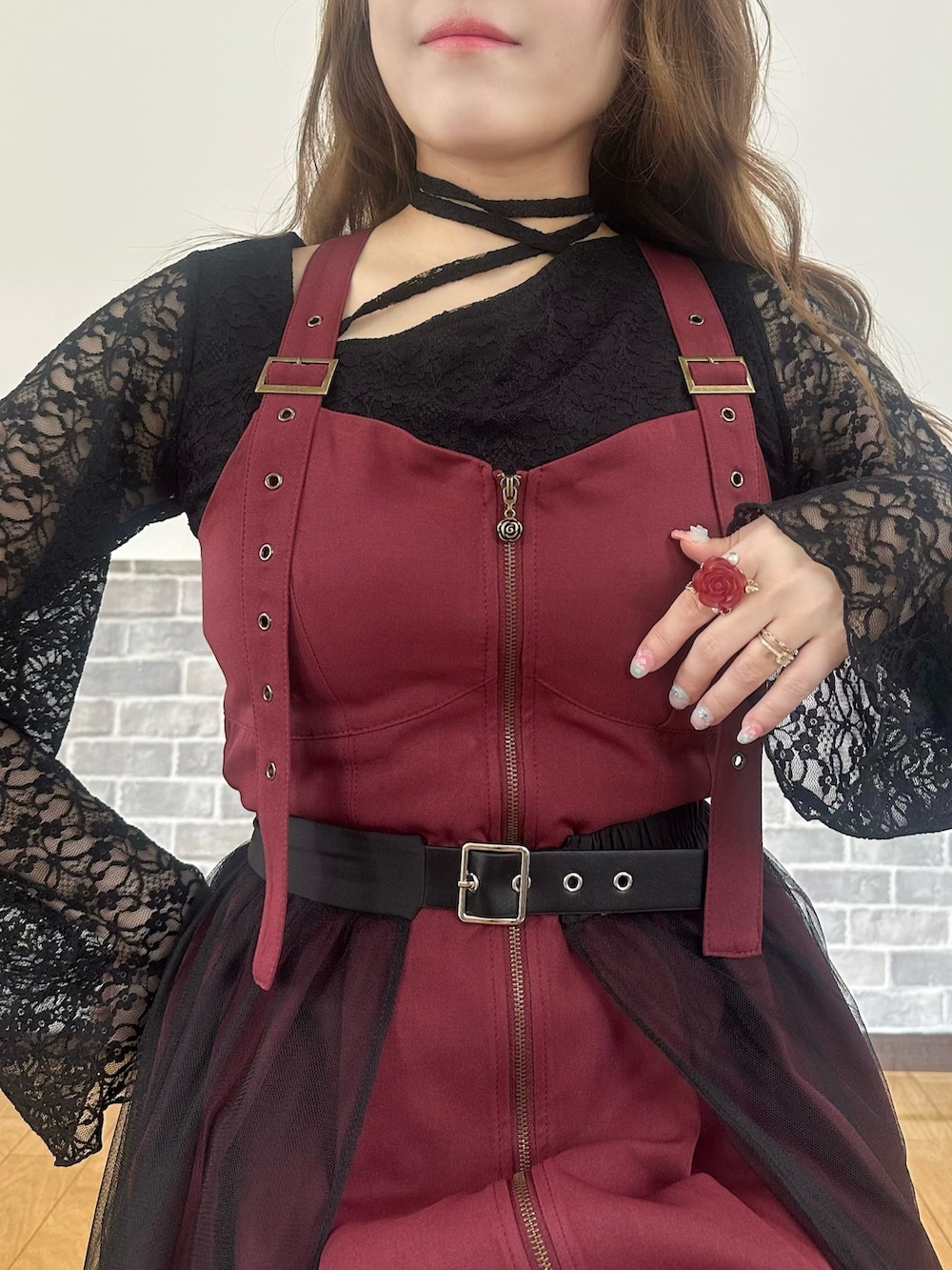 「推し活コーデ、参戦服、レイヤード、レイヤードスタイル、レイヤードコーデ、お出かけコーデ、axes femme」｜「axes femmeのストラップレーストップス（Tシャツ/カットソー、ブラック系）」を使った、まりさん（レディース・157cm）の春コーディネートの6枚目の写真
