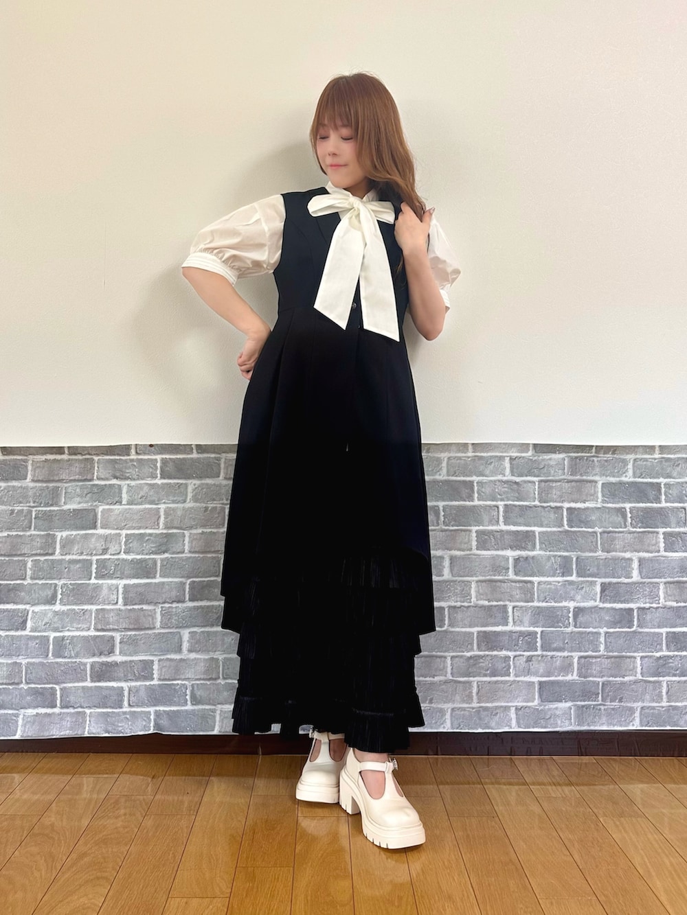 「大人カジュアル、モノトーン、きれいめカジュアル、axes femme、プリーツスカート、レイヤード、ジレ、モード」｜「axes femmeのビッグリボン半袖ブラウス（シャツ/ブラウス、ホワイト系）」を使った、まりさん（レディース・157cm）の春コーディネートの6枚目の写真