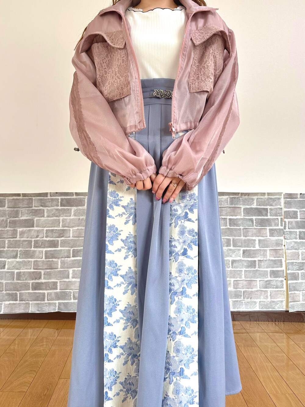 「ショルダーバッグ、白Tシャツ、お出かけコーデ、リボン、淡色コーデ、ロングスカート、きれいめカジュアル、axes femme、大人カジュアルコーデ、スニーカー、シアー」｜「axes femmeのシアートラックジャケット（ブルゾン、ピンク系）」を使った、まりさん（レディース・157cm）の春コーディネートの5枚目の写真