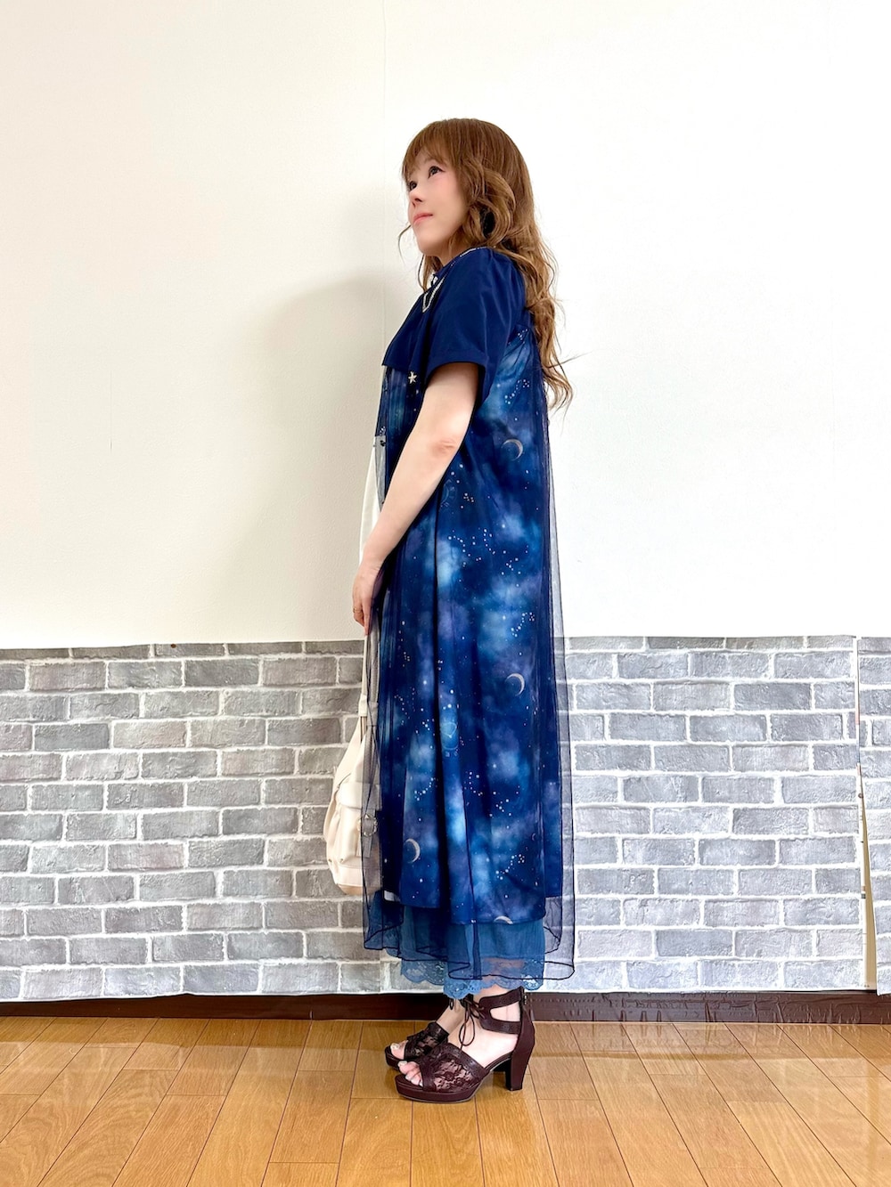 「体型カバー、ゆったり、ゆるコーデ、シャツワンピ、白Tシャツ、axes femme、パンツスタイル、ママファッション」｜「axes femmeのステラプリントシャツワンピース（ワンピース、ブルー系）」を使った、まりさん（レディース・157cm）の夏コーディネートの3枚目の写真
