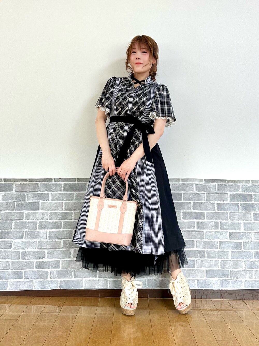 「ワンピース、モノトーン、モノトーンコーデ、夏コーデ、オトナカワイイ、フェミニン、かごバッグ、お出かけコーデ、axes femme、大人可愛い」｜「axes femmeのチェック切替パッチワークワンピース（シャツワンピース、ブラック系）」を使った、まりさん（レディース・157cm）の夏コーディネートの2枚目の写真