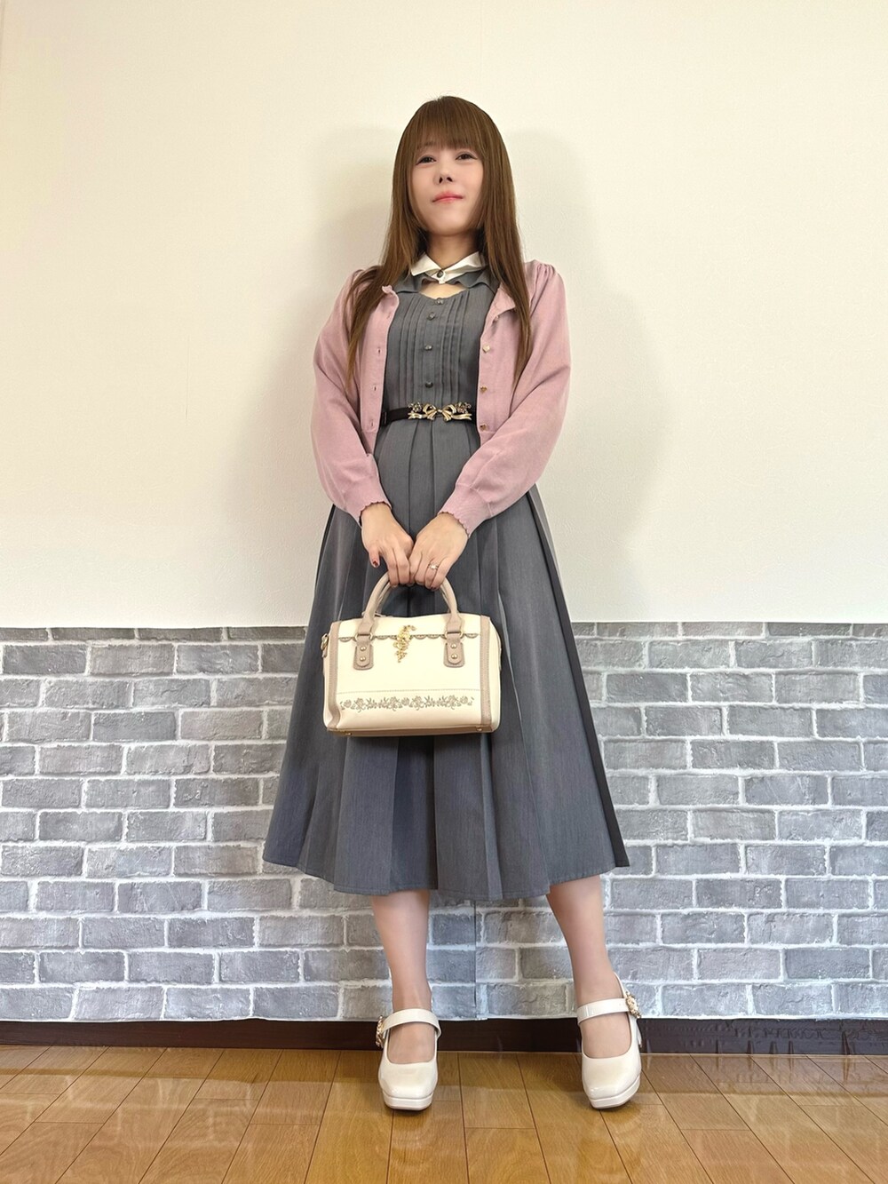 「ワンピース、キレイめ、フェミニン、春コーデ、デートコーデ、お出かけコーデ、axes femme、axes femme POETIQUE、大人可愛い、ワンピーススタイル、ワンピースコーデ、ガーリー」｜「axes femme POETIQUEの調節リトルリボンゴムベルト（ベルト、ゴールド系）」を使った、まりさん（骨格ウェーブ・レディース・157cm）の春コーディネートの2枚目の写真