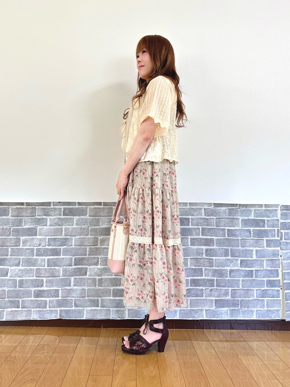 「ワンピース、夏、夏コーデ、夏ワンピース、花柄、花柄ワンピース、サマーニット、サンダル、お出かけコーデ、axes femme」｜「axes femmeのローズレースタンクトップ（キャミソール、ベージュ系）」を使った、まりさん（レディース・157cm）の夏コーディネートの2枚目の写真
