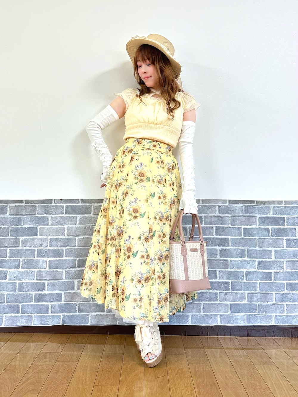 「イエロー、夏コーデ、キレイめ、フェミニン、デートコーデ、淡色コーデ、ロングスカート、厚底サンダル、axes femme、axes femme POETIQUE、大人ガーリー」｜「axes femmeのレースリボンフリルカンカン帽（ハット、ホワイト系）」を使った、まりさん（レディース・157cm）の夏コーディネートの2枚目の写真