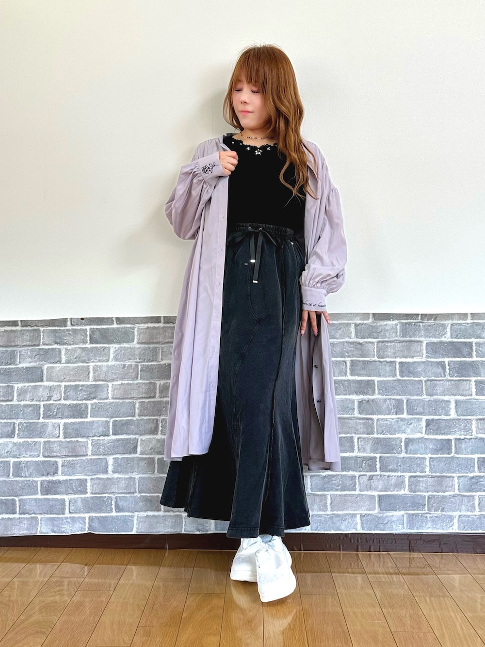 「リラックス、リラックススタイル、カジュアル、ママコーデ、スニーカー、白スニーカー、シャツワンピ、タンクトップ、シャツスタイル、休日スタイル、axes femme、axes femme POETIQUE、ゆるコーデ、ラクチンコーデ、大人コーデ」｜「axes femmeの切替スエットマーメイドスカート（スカート、ブラック系）」を使った、まりさん（レディース・157cm）の春コーディネートの2枚目の写真
