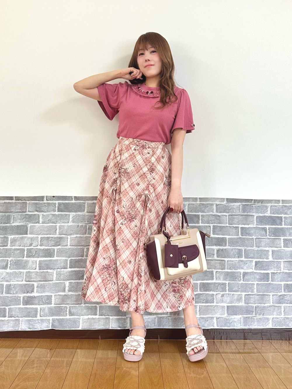 「ピンクコーデ、フェミニン、サンダル、デートコーデ、夏コーデ、axes femme、オトナガーリー、カラーコーデ」｜「axes femmeの吸水速乾バラボトルネックプルオーバー（Tシャツ/カットソー、ピンク系）」を使った、まりさん（レディース・157cm）の夏コーディネートの2枚目の写真