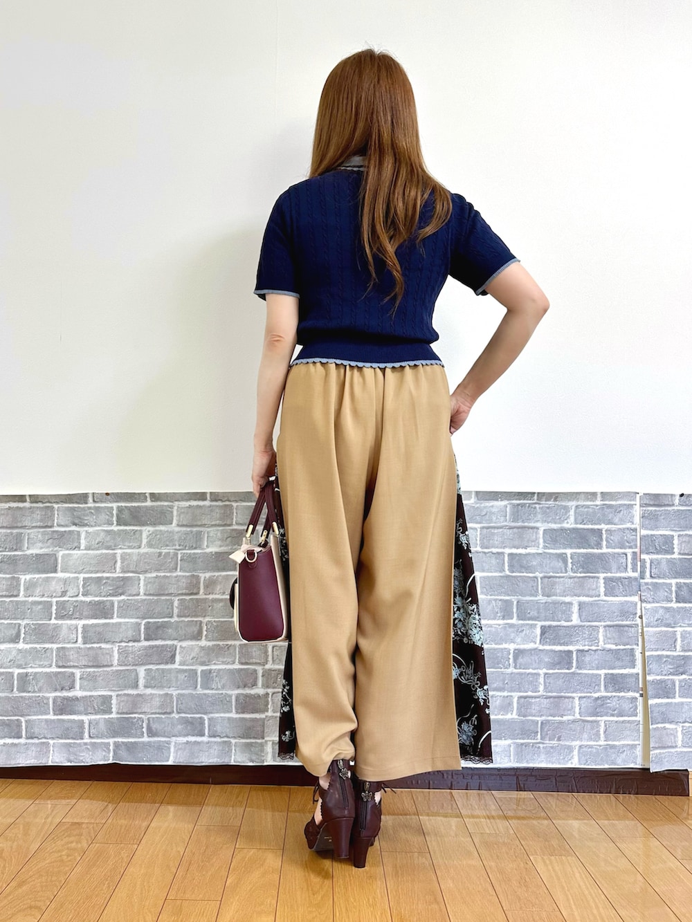 「きれいめカジュアル、パンツスタイル、ワイドパンツ、シンプルコーデ、ポロシャツ、お出かけコーデ、axes femme、大人カジュアルコーデ」｜「axes femmeの刺繍入り配色襟ニットポロ（ニット/セーター、ブルー系）」を使った、まりさん（レディース・157cm）の夏コーディネートの4枚目の写真