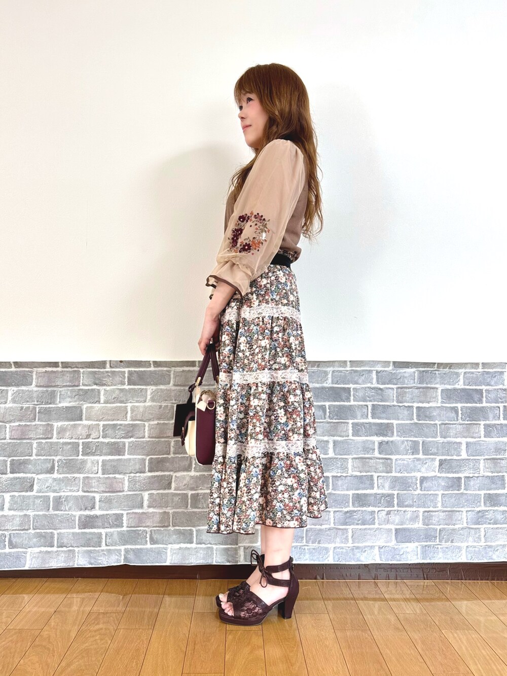 ブラウン系のTシャツ/カットソー、レッド系のタンクトップ、ブラウン系のスカートを着用したレディースの夏コーディネートの3枚目の写真