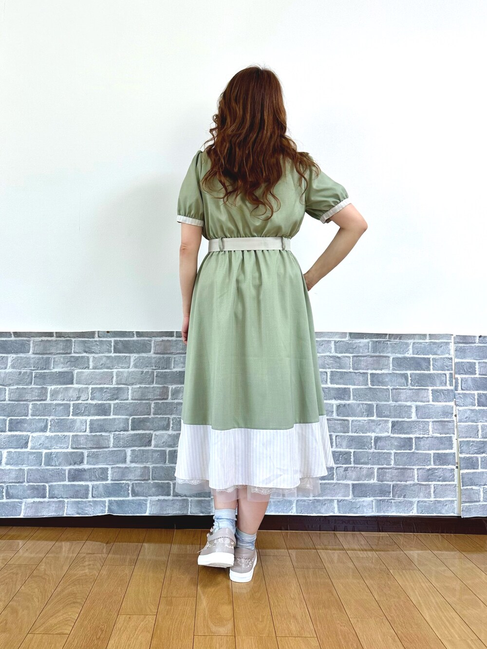 「ワンピース、ワンピース×スニーカー、グリーン、グリーンコーデ、フェミニン、フェミニン×カジュアル、スニーカー、スニーカーコーデ、やっぱり帽子が好き、axes femme、休日スタイル、リボン」｜「axes femmeの総レースキャスケット（キャスケット、ホワイト系）」を使った、まりさん（レディース・157cm）の春コーディネートの4枚目の写真