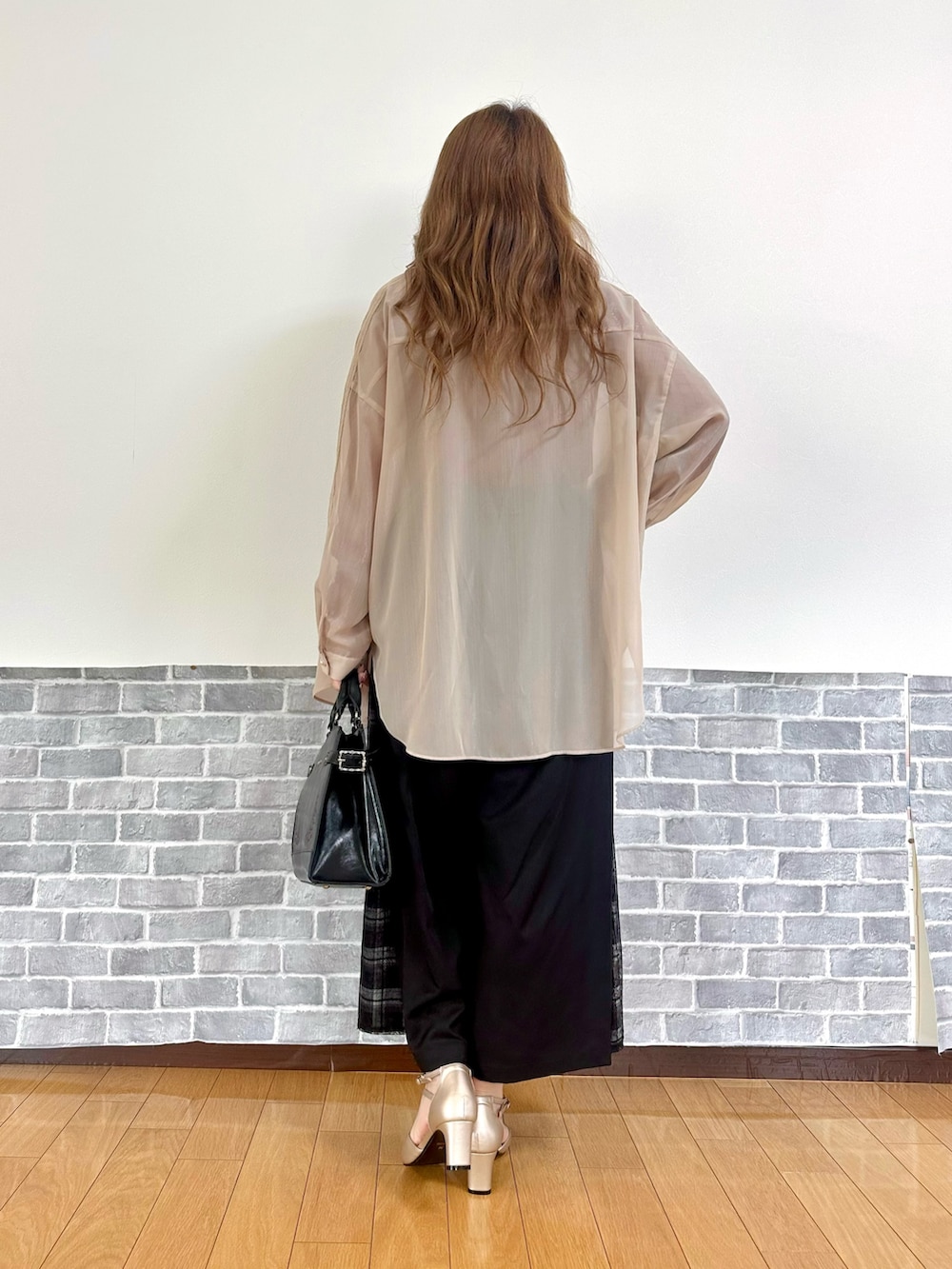 ブラウン系のシャツ/ブラウス、レッド系のTシャツ/カットソー、レッド系のタンクトップを着用したレディースの秋コーディネートの3枚目の写真