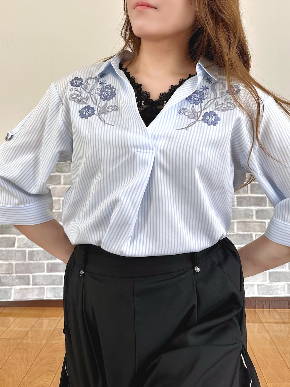 「きれいめカジュアル、パンツスタイル、ワイドパンツ、ママファッション、オフィスカジュアル、axes femme、パンツコーデ、お出かけコーデ、大人カジュアルコーデ、レディースファッション、シャツスタイル」｜「axes femmeの吸水速乾チュールレースタンク（タンクトップ、ブラック系）」を使った、まりさん（レディース・157cm）の夏コーディネートの6枚目の写真