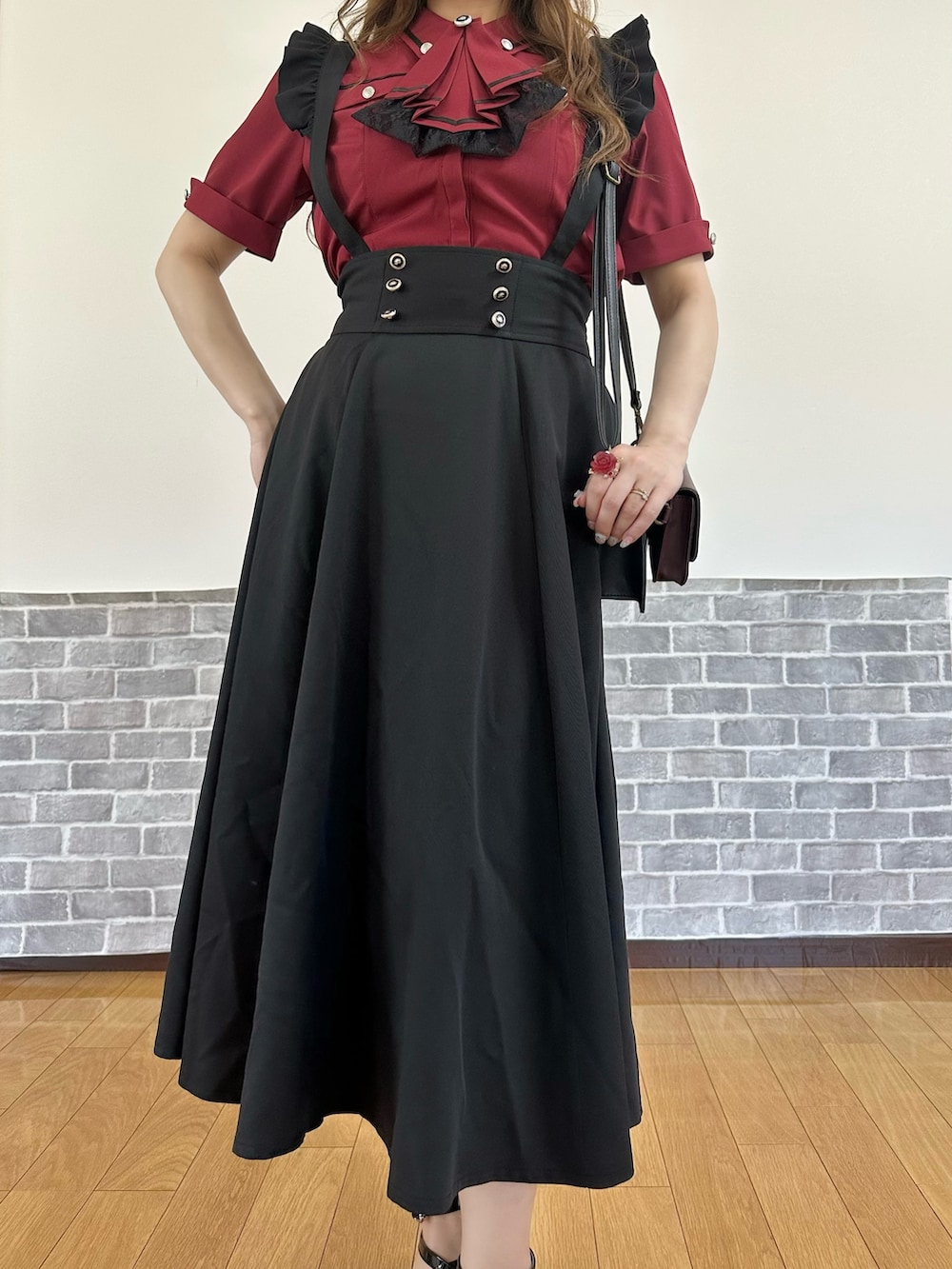 「赤×黒、シャツ、ブラウス、クラシカル、フェミニン、ショルダーバッグ、お出かけコーデ、axes femme」｜「axes femmeのフリルジャボ付配色ラインブラウス（シャツ/ブラウス、レッド系）」を使った、まりさん（レディース・157cm）の春コーディネートの5枚目の写真