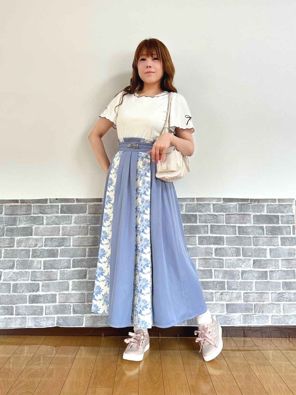 「ショルダーバッグ、白Tシャツ、お出かけコーデ、リボン、淡色コーデ、ロングスカート、きれいめカジュアル、axes femme、大人カジュアルコーデ、スニーカー、シアー」｜「axes femmeのシアートラックジャケット（ブルゾン、ピンク系）」を使った、まりさん（レディース・157cm）の春コーディネートの4枚目の写真