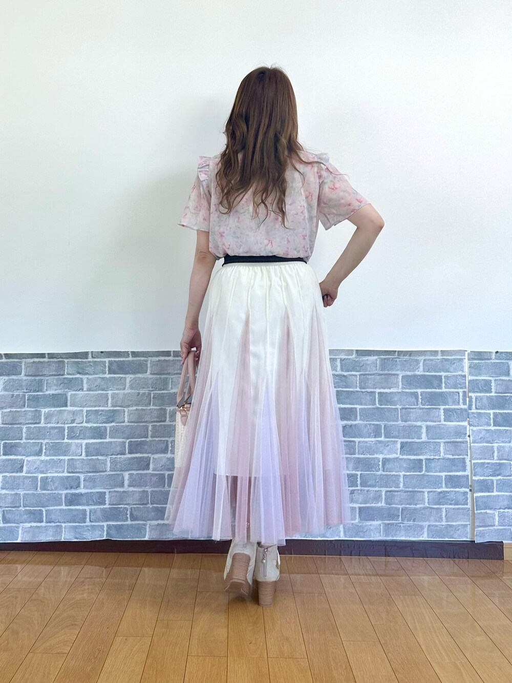「フェミニン、花柄、花柄ブラウス、ピンク、ピンクコーデ、シフォンブラウス、チュールスカート、淡色コーデ、お出かけコーデ、デートコーデ、axes femme、キレイめコーデ、かごバッグ」｜「axes femmeの花柄フリルシアーブラウス（シャツ/ブラウス、ピンク系）」を使った、まりさん（レディース・157cm）の春コーディネートの4枚目の写真